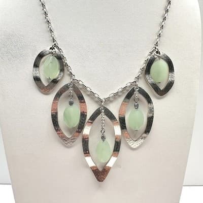 Vintage 90s Silver Tone Green Aventurine Glass Hammered Marquise Bib Necklace