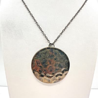 Vintage 80s Hammered Medallion Pendant Necklace Bronze Tone Women's Jewelry