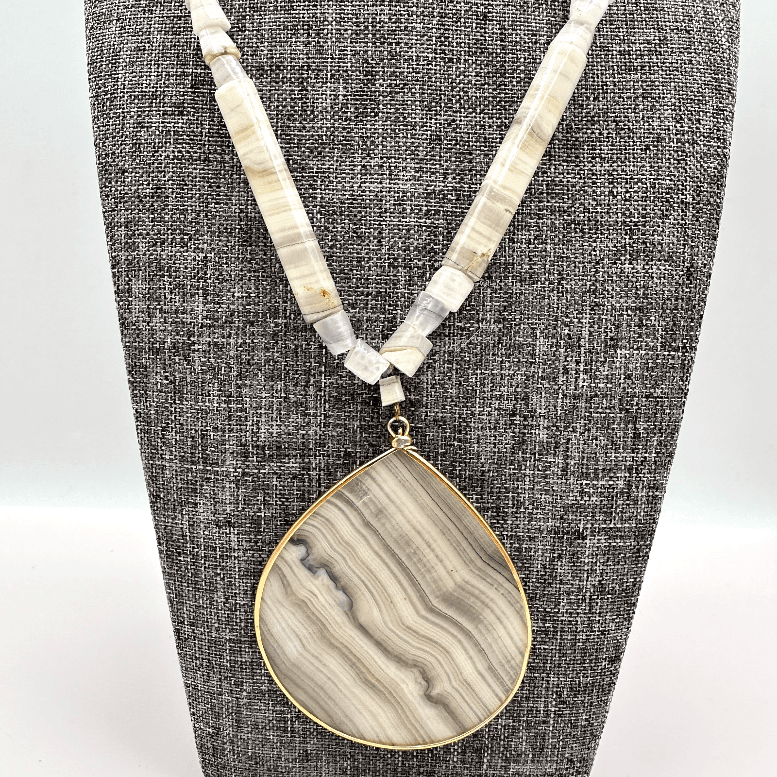 Vintage 90s Large Agate Teardrop Pendant Beaded Necklace Gold Tone Jewelry