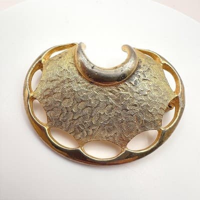 Vintage Y2K Gold Tone Textured Crescent Brooch Pin Women's Classic Jewelry