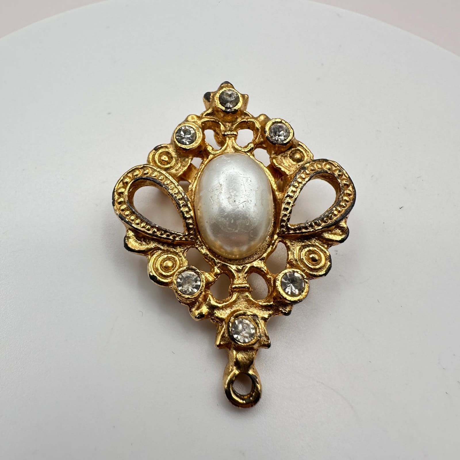 Vintage Y2K Faux Pearl & Rhinestone Gold Tone Brooch Pin Women's Classic Jewelry