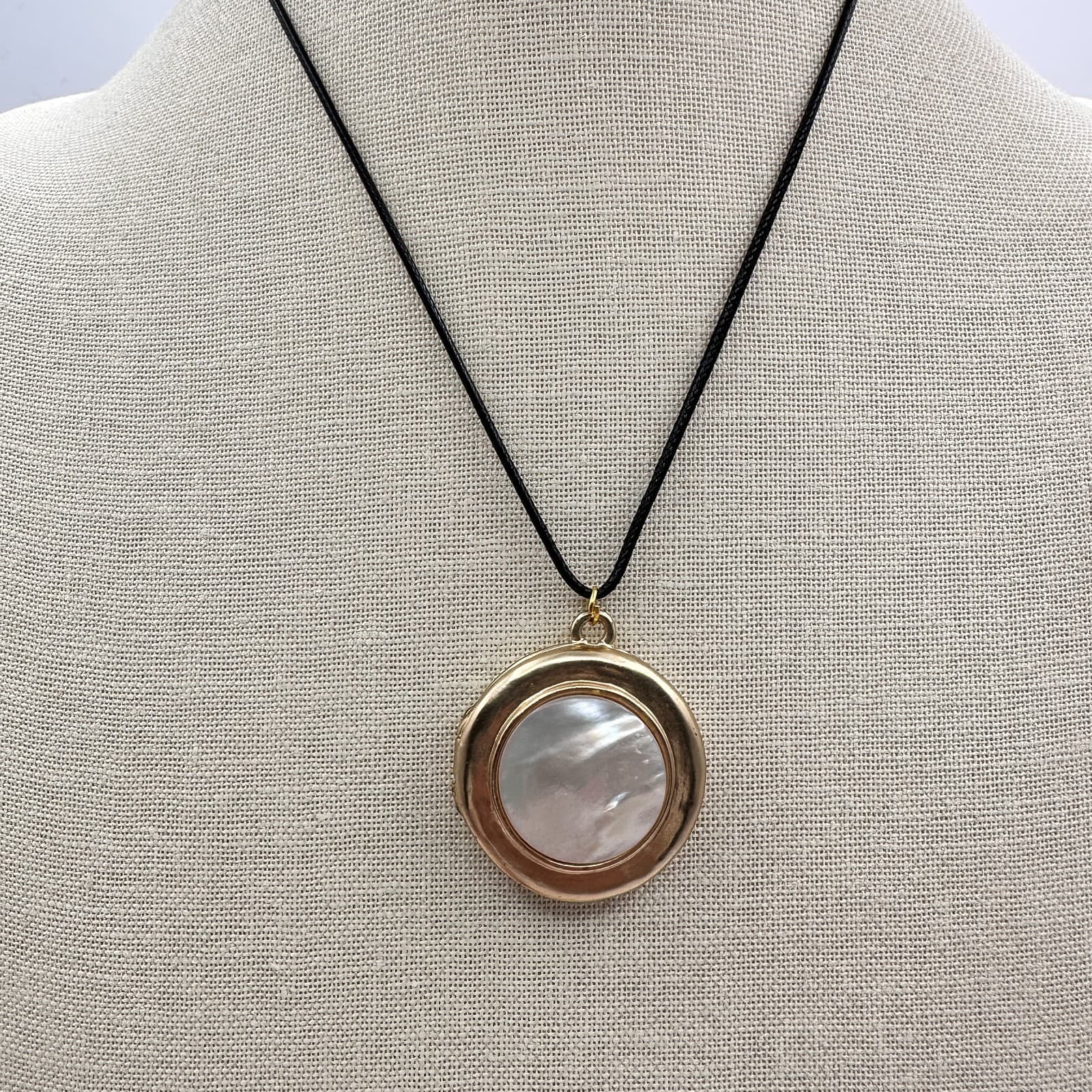 Vintage Y2K Gold Tone Mother of Pearl Pendant Necklace Women's Classic Jewelry