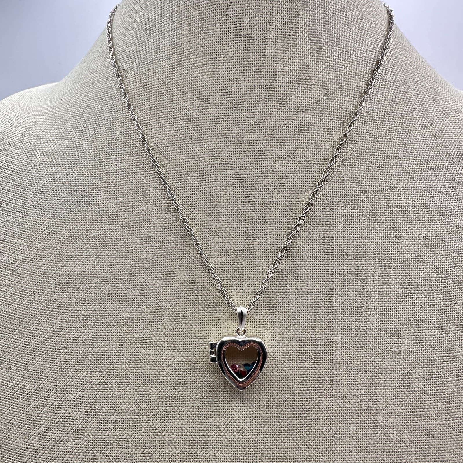 Vintage 90s Silver Tone Heart Floating Locket Necklace Classic Fashion Jewelry