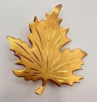 Vintage 90s Gold Tone Textured Maple Leaf Brooch Pin Statement Fashion Jewelry