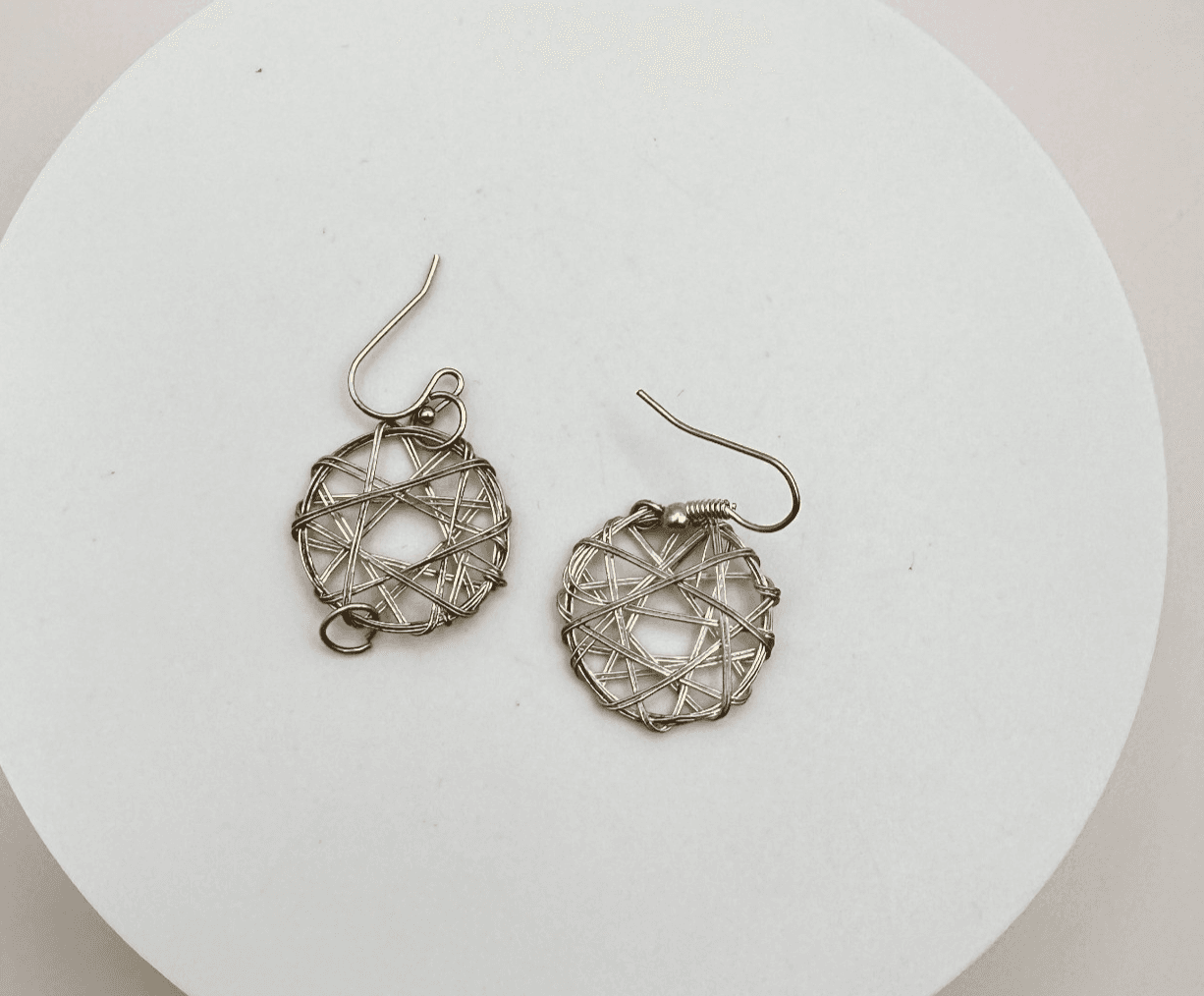 Vintage 90s Gold Tone Wreath Wire Wrapped Round Dangle Earrings Boho Jewelry