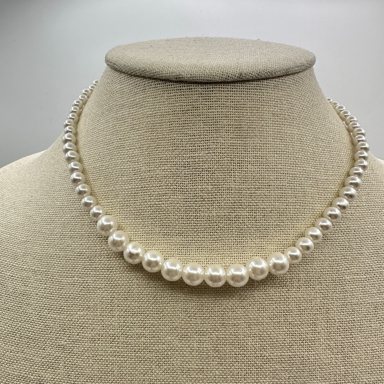 Vintage 90s Graduated White Faux Pearl Round Beads Necklace Classic Choker