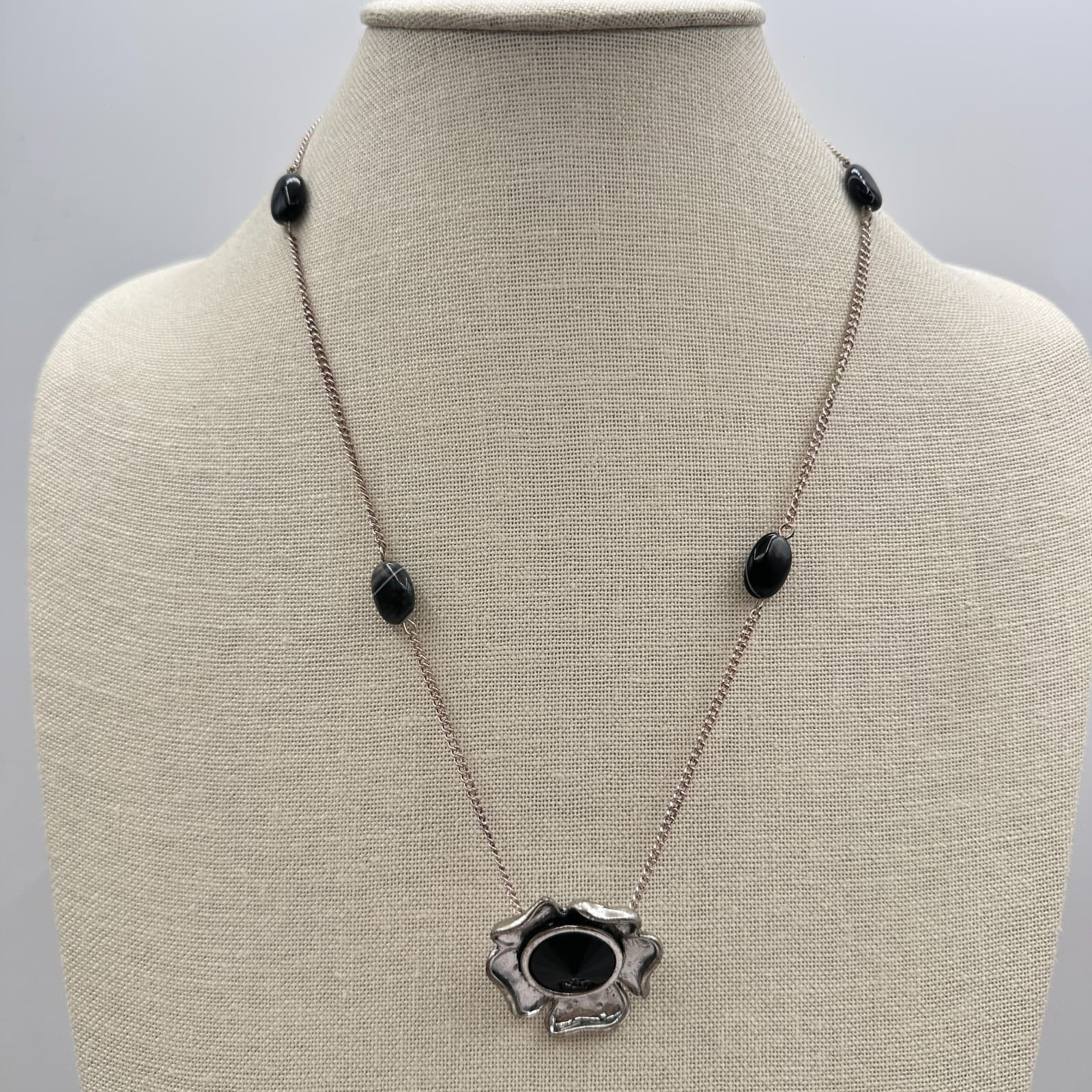 Vintage Y2K Silver Tone Chain Beaded Black Onyx Floral Pendant Necklace Jewelry