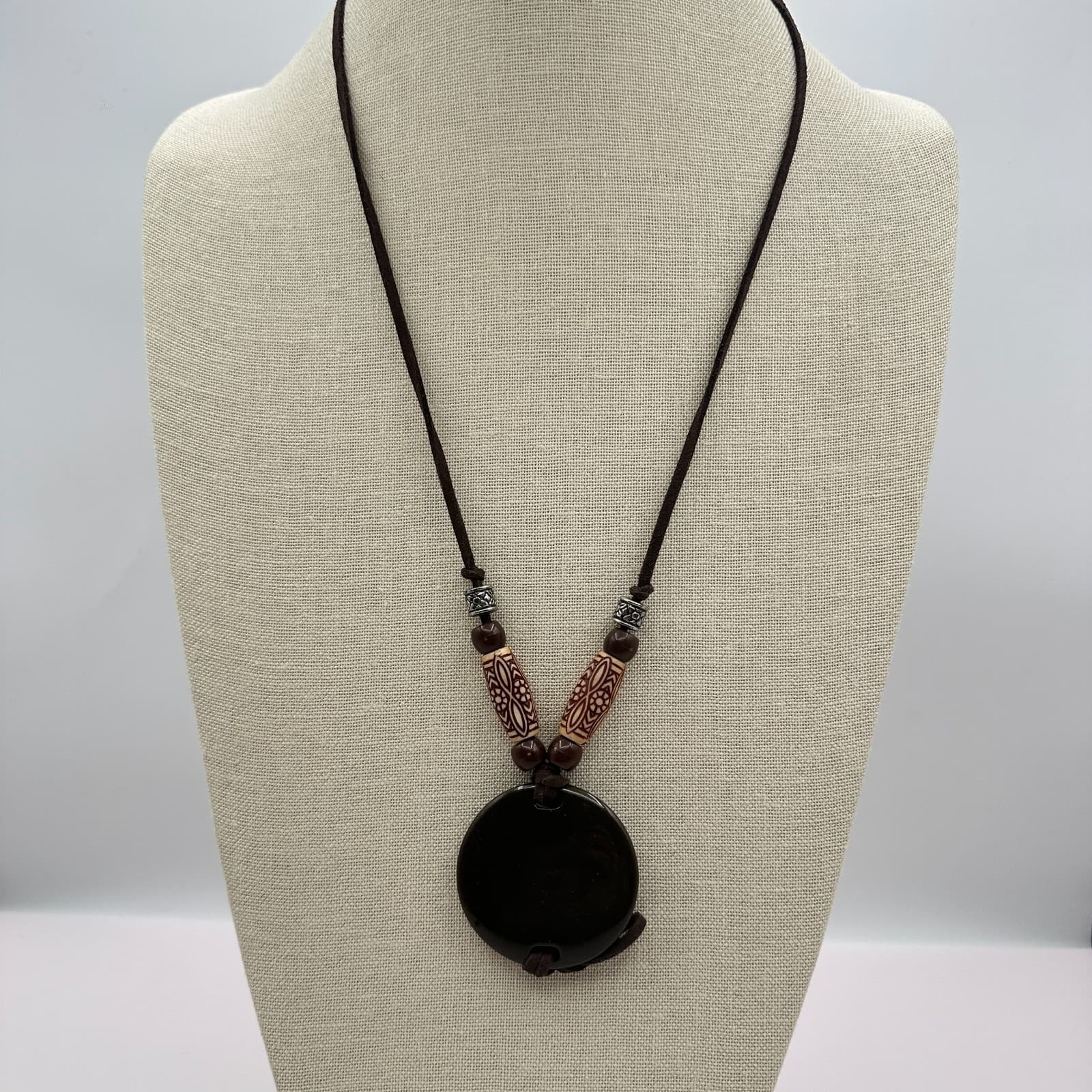 Vintage 90s Boho Etched Beaded Brown Cord Round Resin Pendant Necklace Jewelry