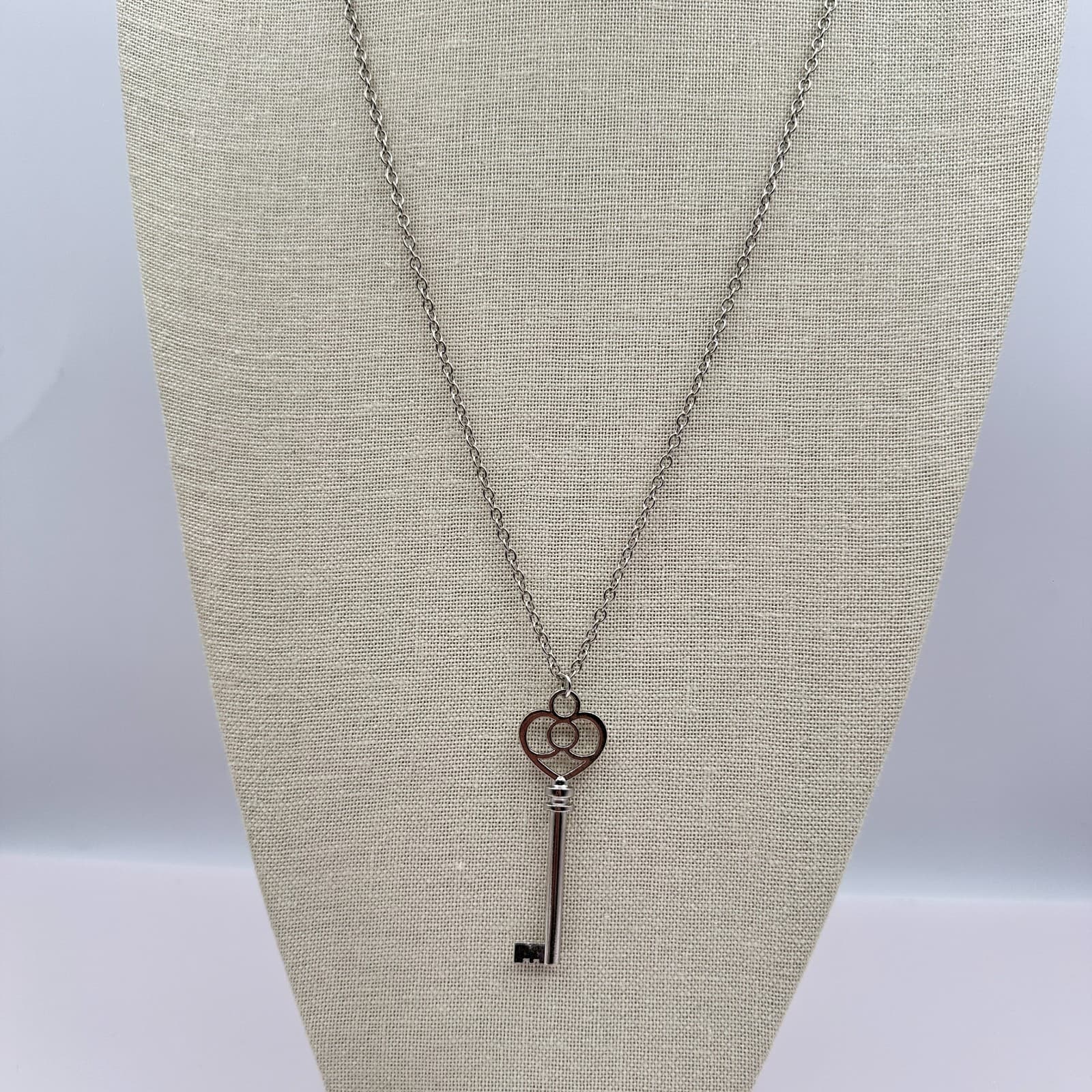 Vintage Y2K Silver Tone Heart Skeleton Key Pendant Necklace Boho Retro Jewelry