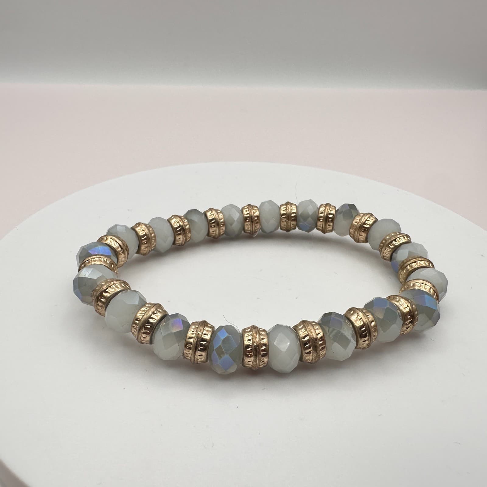 Vintage Y2K Iridescent Grey Glass Beaded Gold Tone Stretch Bracelet Jewelry