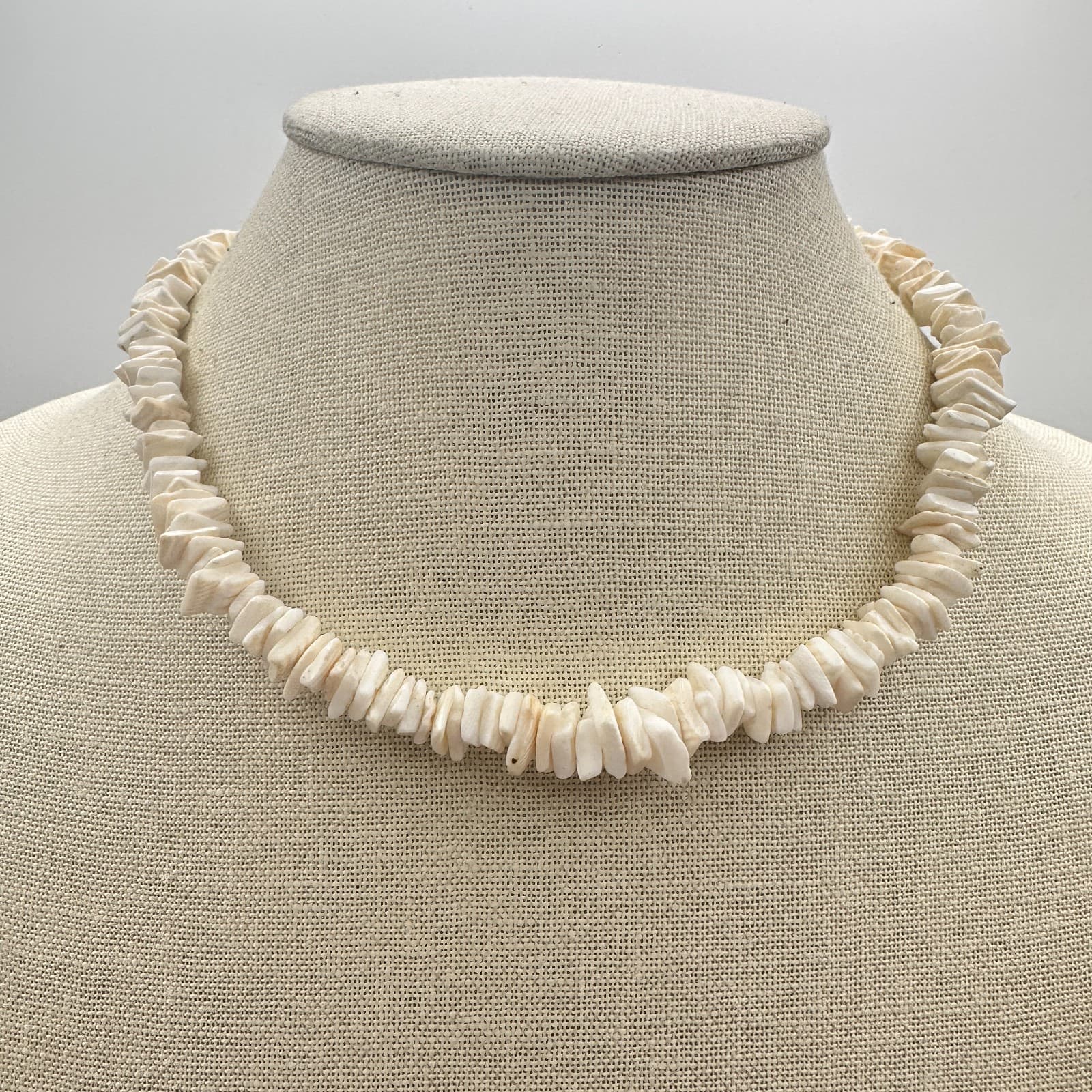 Vintage Y2K White Puka Shell Chip Choker Necklace Women's Classic Jewelry