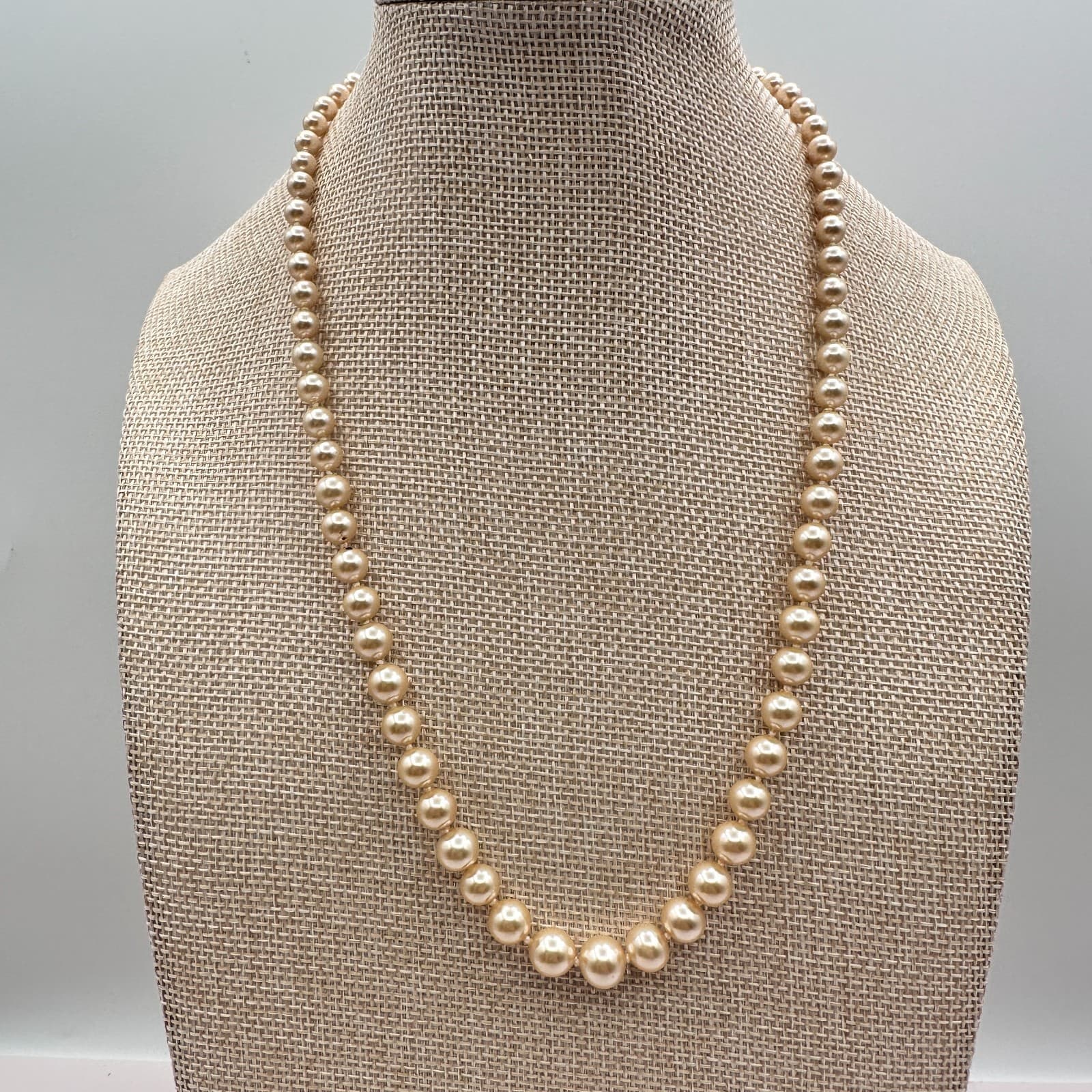 Vintage 80s Graduated Cream Pearl Necklace Strand Classic Bridal Retro Jewelry