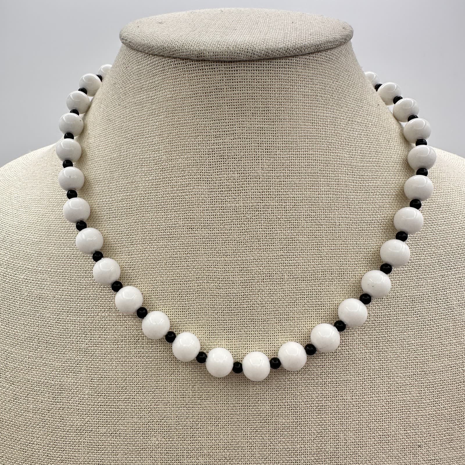 Vintage Y2K Round White Black Beaded Necklace Minimalist Women's Classic Jewelry