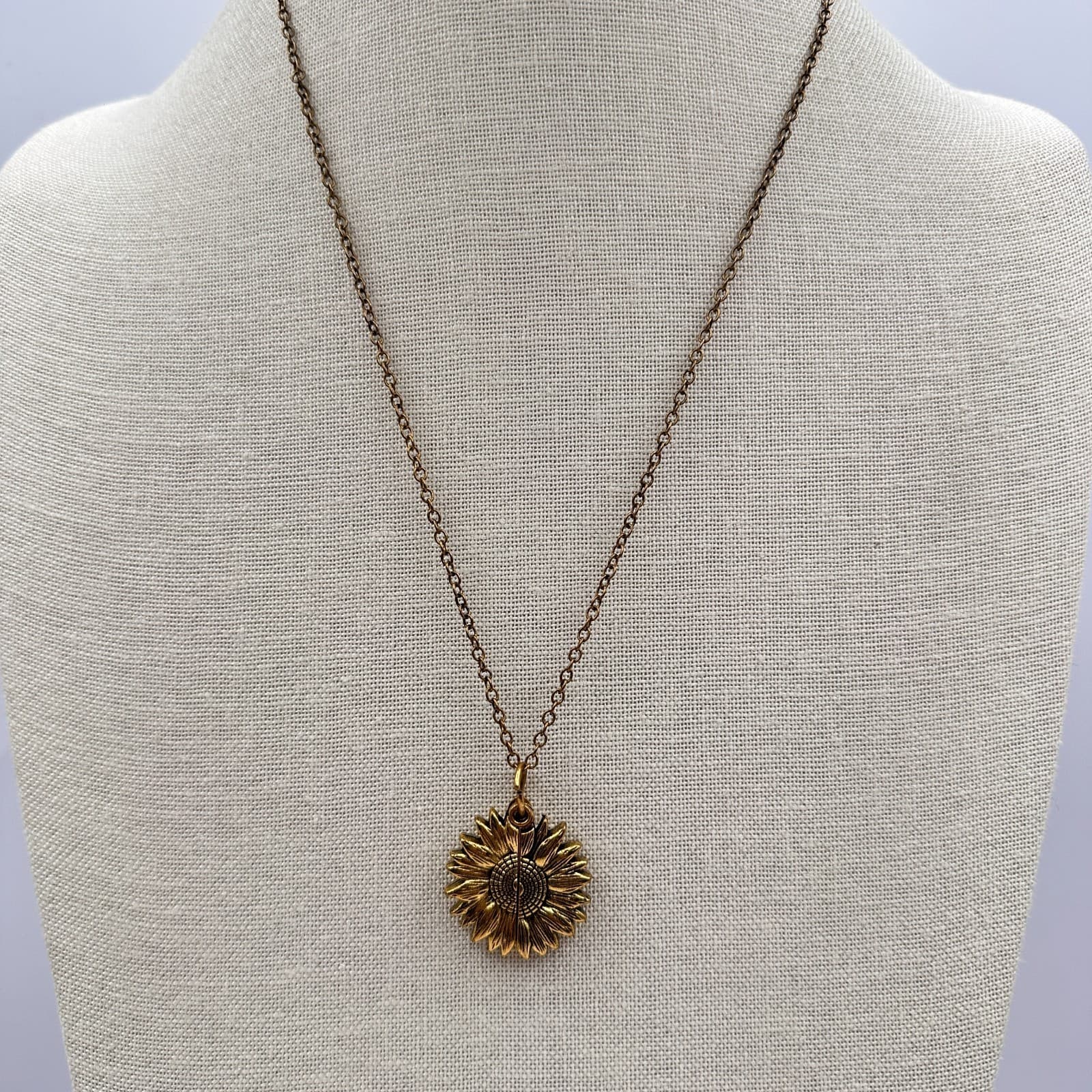 Vintage 90s Gold Tone You Are My Sunshine Sunflower Pendant Necklace Jewelry