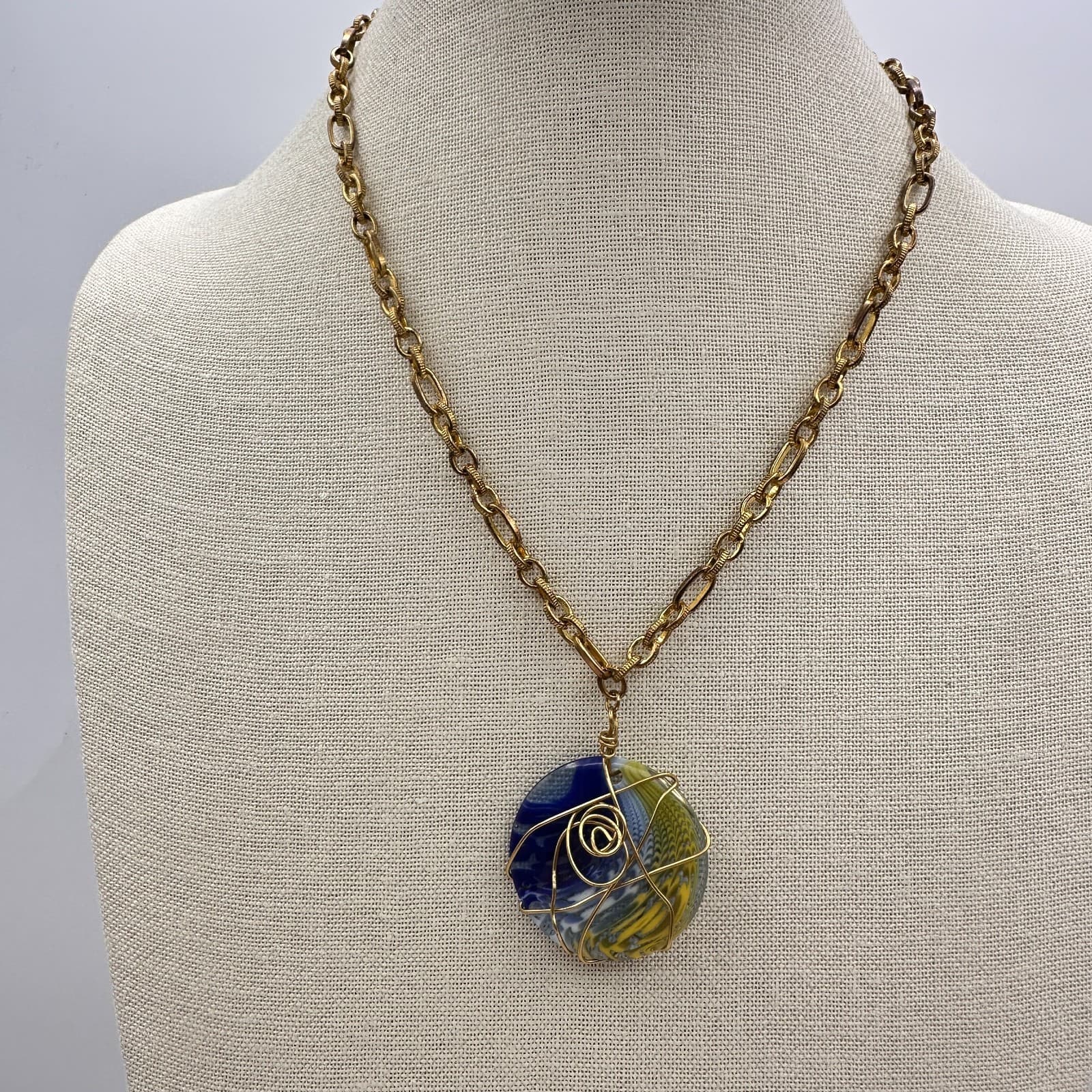 Vintage 90s Gold Tone Wire Wrapped Resin Pendant Necklace Women's Jewelry