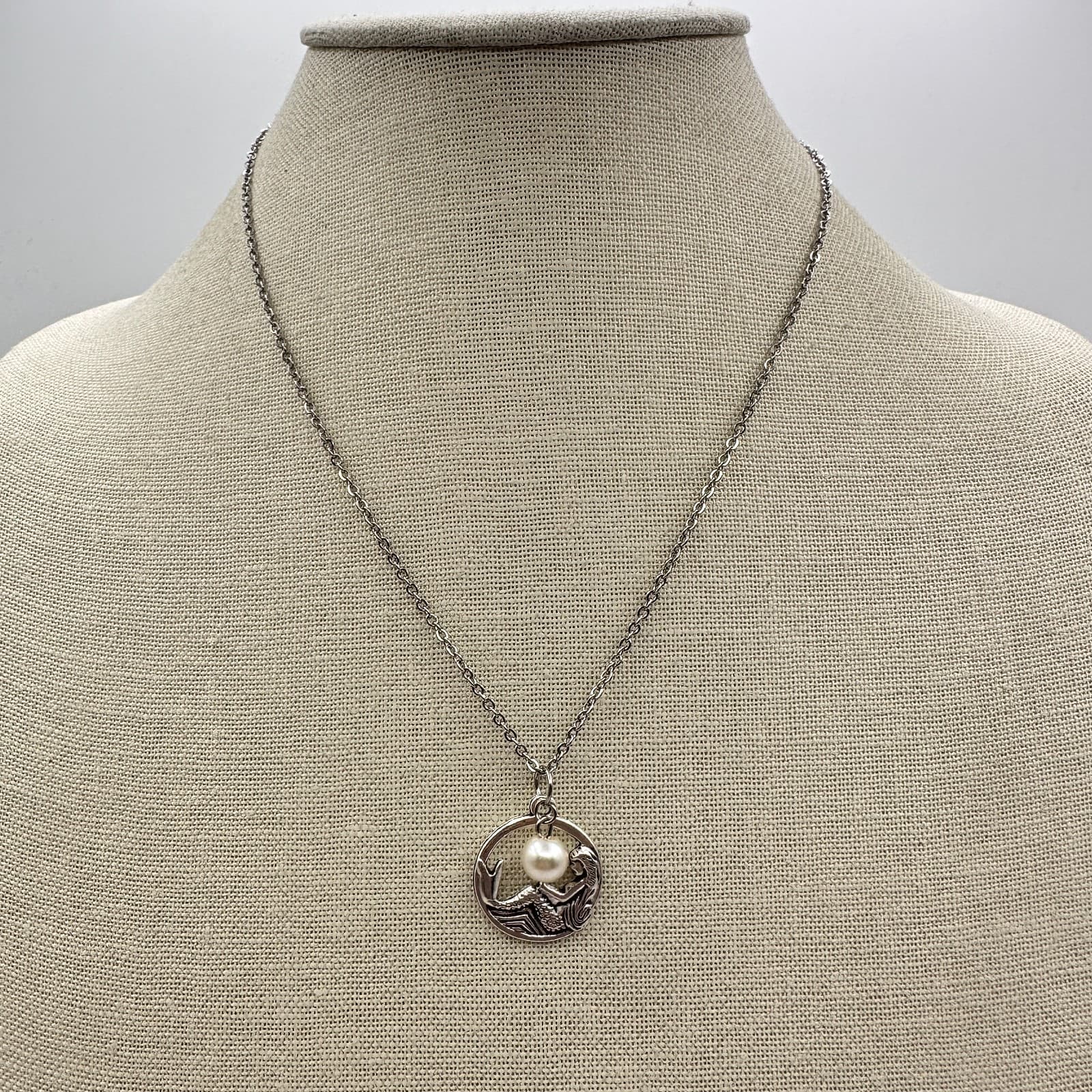 Vintage 90s Silver Tone Mermaid Circle Pendant Necklace Faux Pearl Charm Jewelry