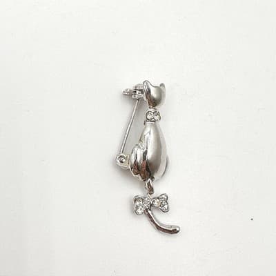 Vintage 90s Silver Tone Sitting Cat Brooch Pin Clear Glass Bow Accent Jewelry