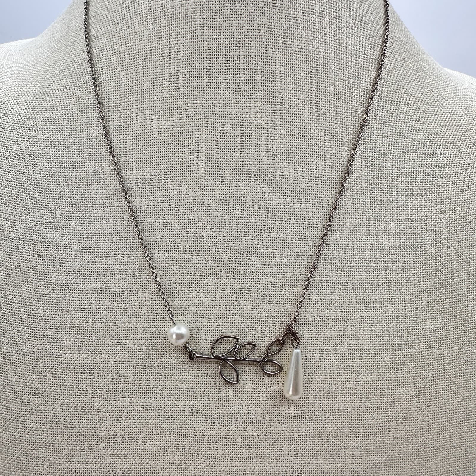 Vintage Y2K Silver Tone Leaf Branch Faux Pearl Teardrop Beaded Necklace Jewelry