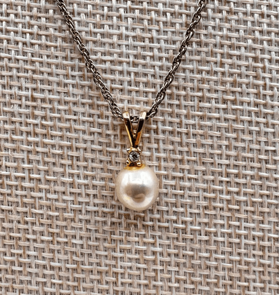 Vintage Y2K Gold Tone Faux Pearl Rhinestone Solitaire Pendant Necklace Jewelry