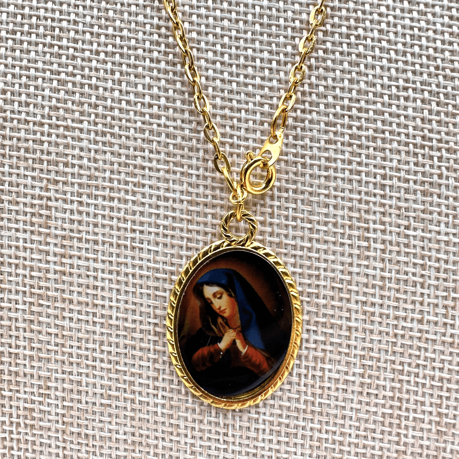 Vintage 90s Gold Tone Mater De La Rosa Oval Pendant Necklace Women's Jewelry