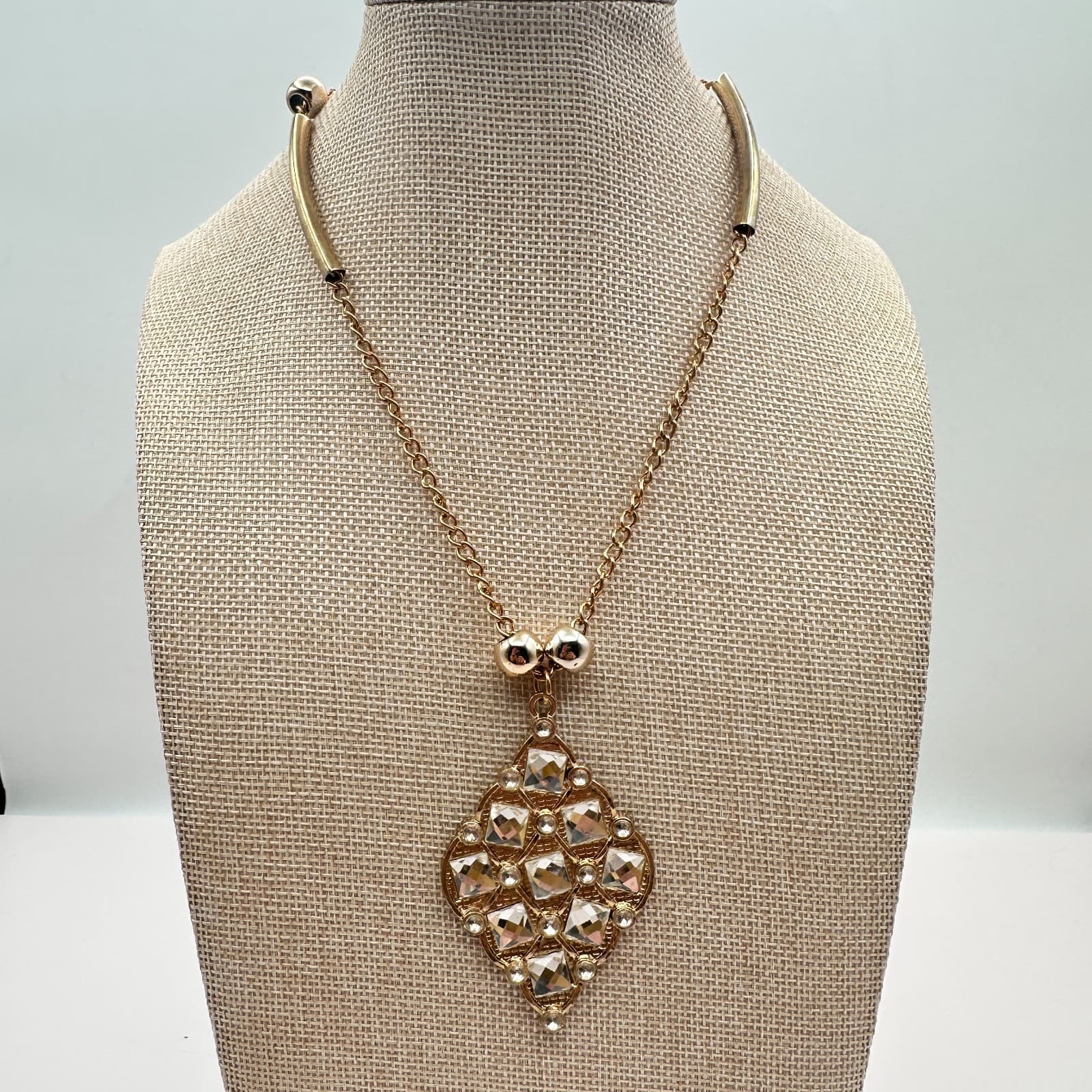 Vintage Y2K Gold Tone Clear Glass Pendant Necklace Women's Classic Jewelry