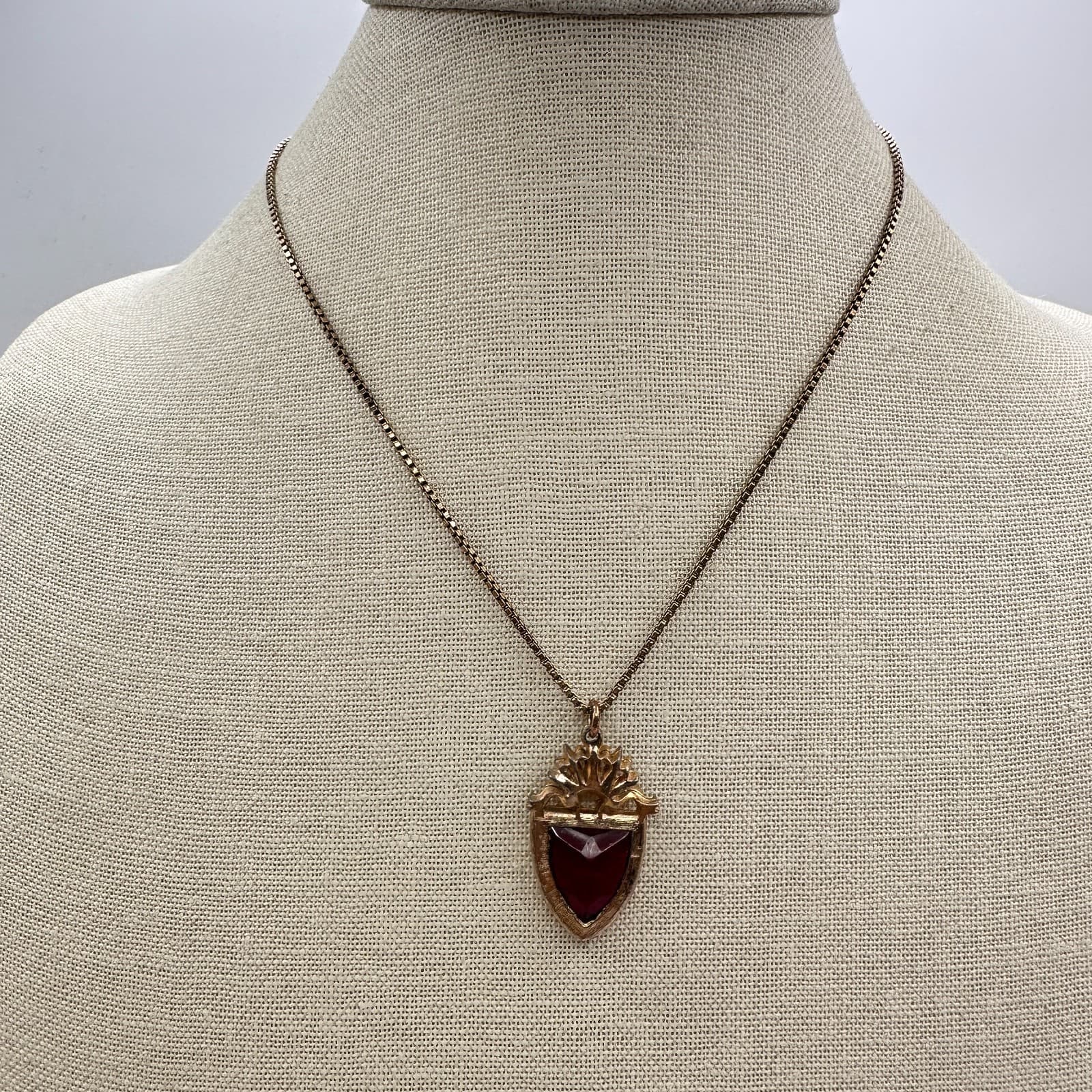 Vintage 80s Gold-Tone Box Chain Red Shield Pendant Necklace Women's Jewelry