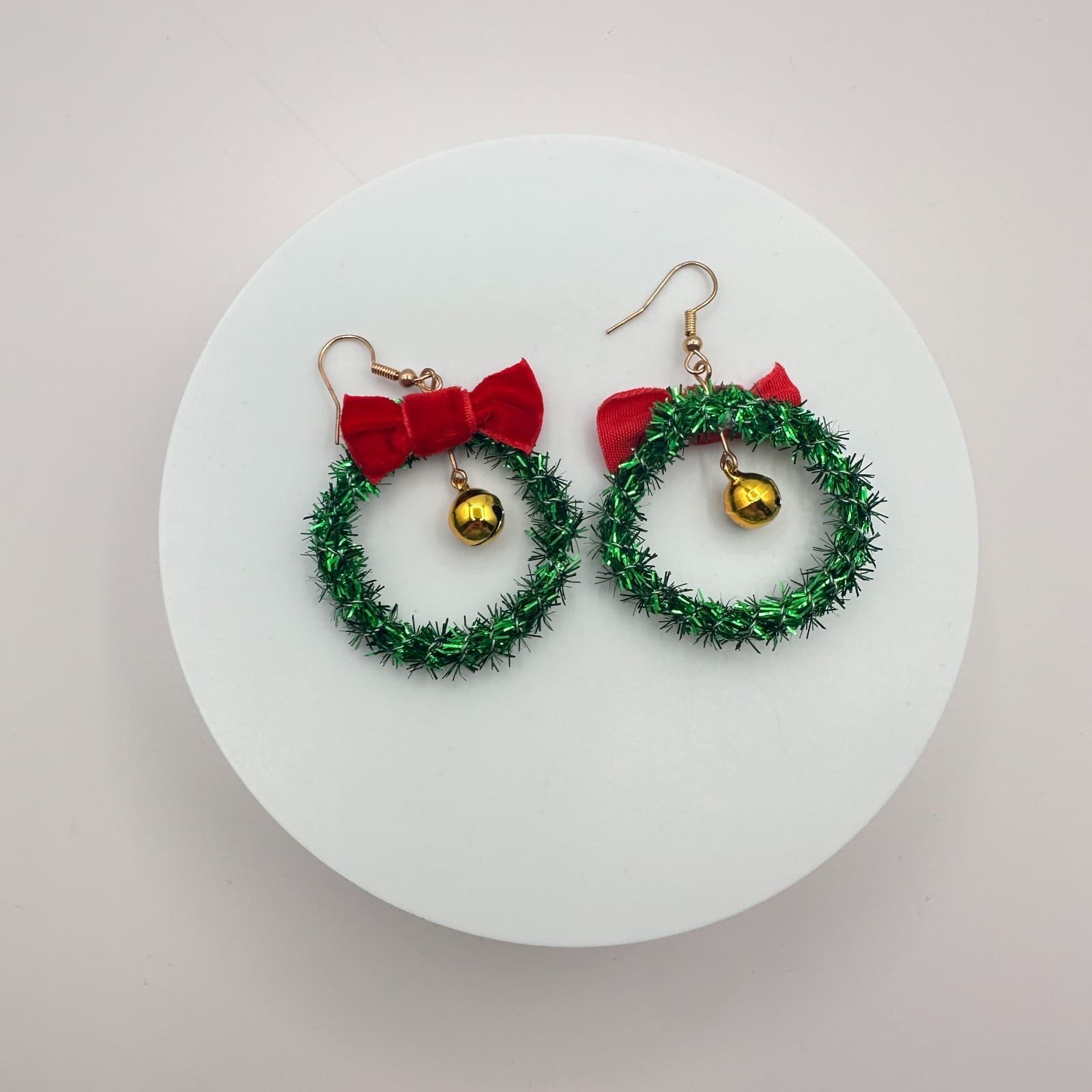 Vintage 90s Christmas Wreath Drop Earrings Green Tinsel Red Bow Gold Jingle Bell