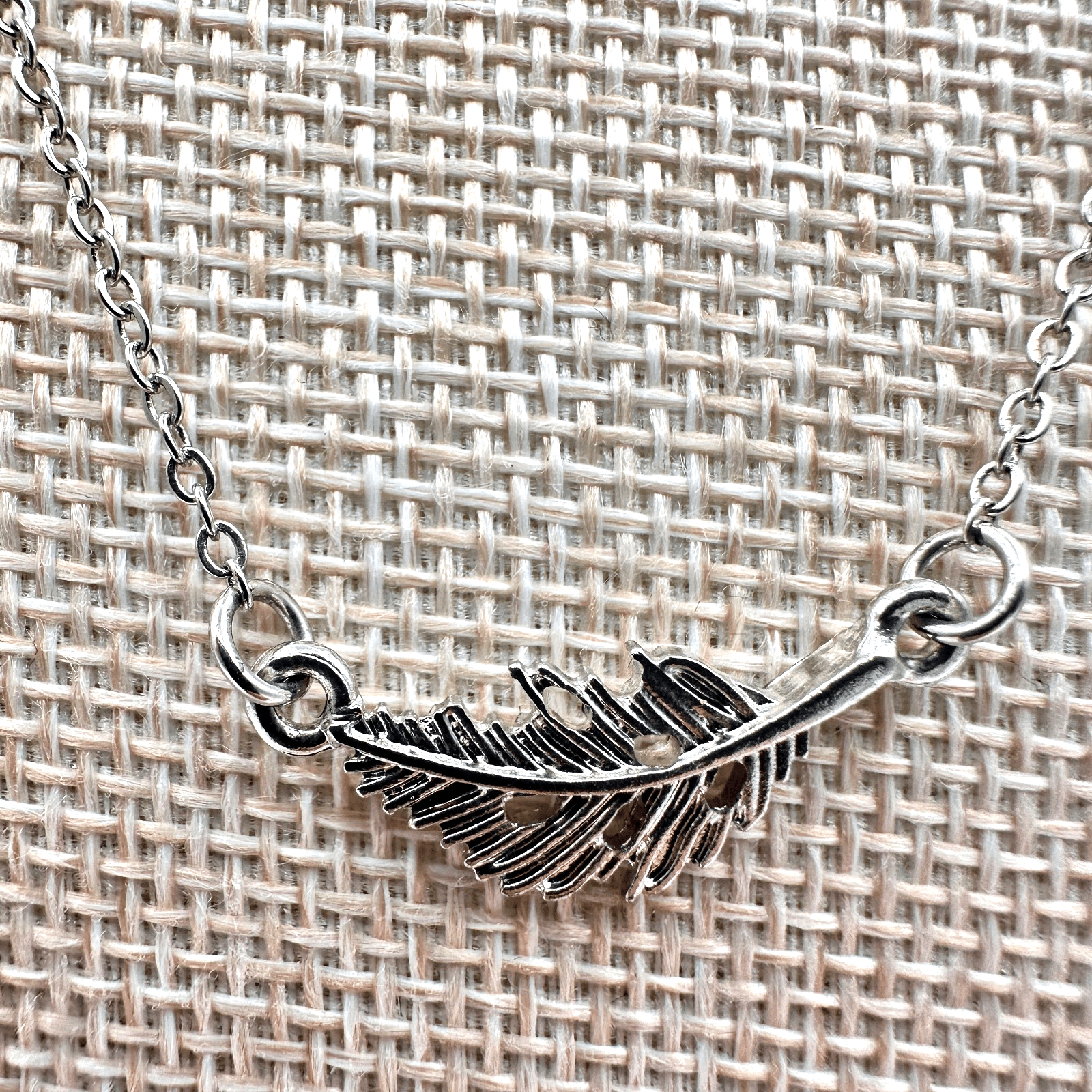 Vintage Y2k Boho Feather Silver Tone Dainty Chain Leaf Pendant Statement Jewelry