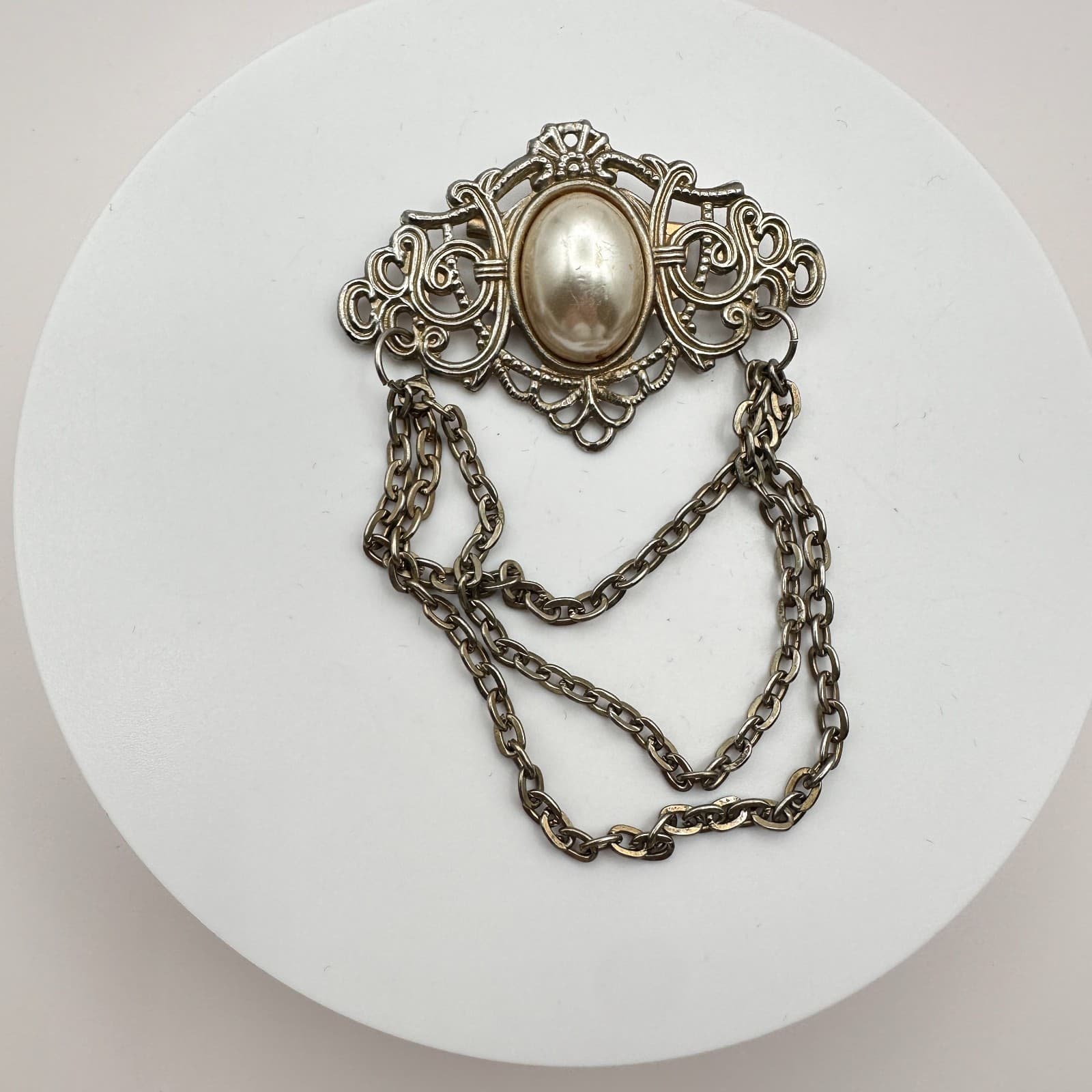 Vintage Y2K Oval Faux Pearl Ornate Filigree Silver Tone Dangle Chain Brooch Pin