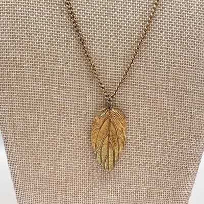 Vintage 70s Gold Tone Textured Leaf Pendant Statement Necklace Retro Jewelry