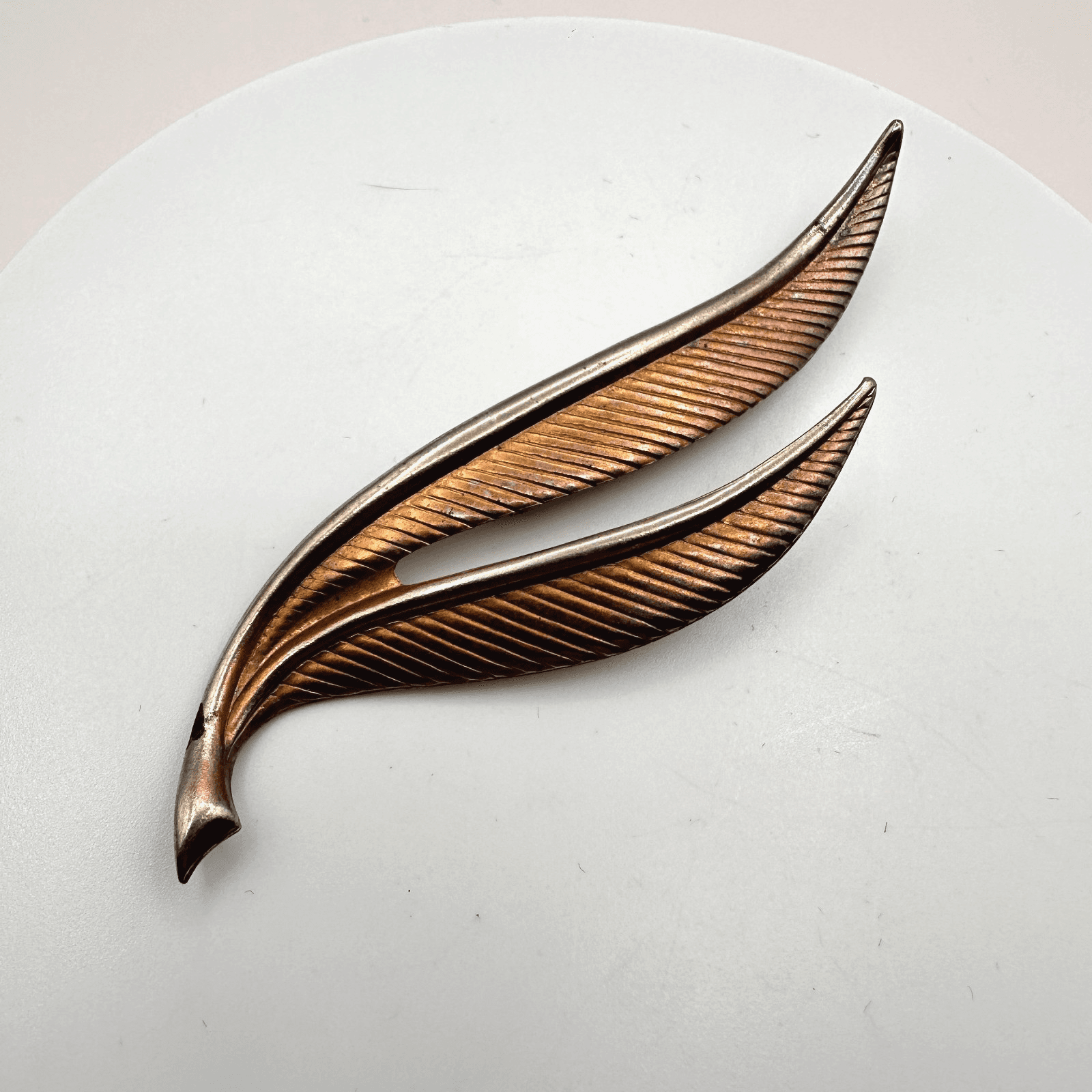 Vintage 60s Gold Tone Brushed Double Leaf Brooch Pin Women's Classic Jewelry