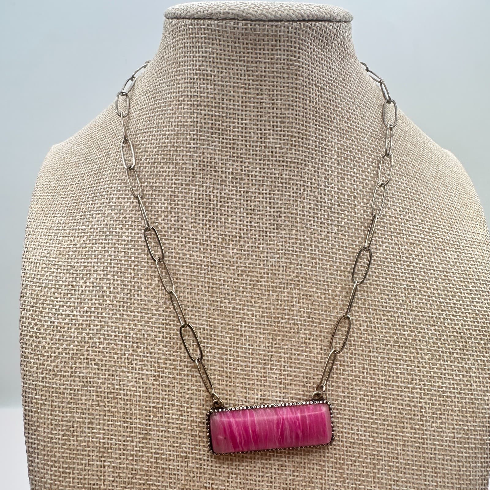 Vintage Y2K Silver Tone Hot Pink Rectangle Bar Pendant Paperclip Chain Jewelry