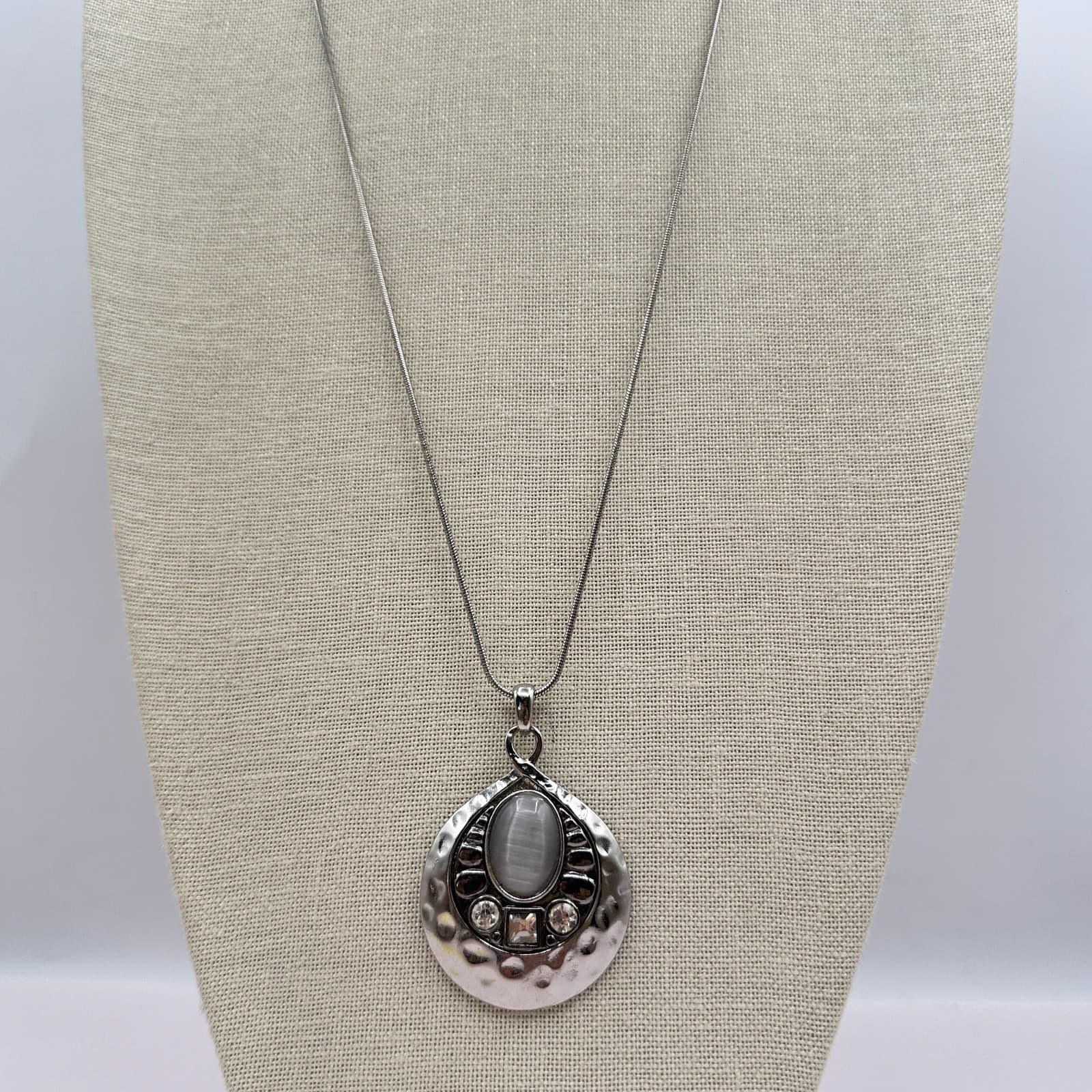 Vintage Y2K Silver Tone Hammered Pendant Necklace Gray Faux Moonstone Jewley