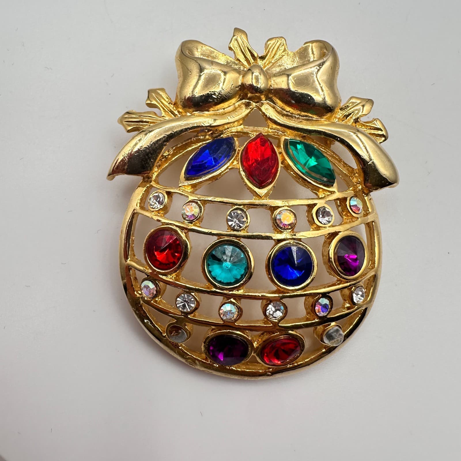 Vintage 90s Gold Tone Glass Stone Holiday Ornament Bow Brooch Pin Jewelry