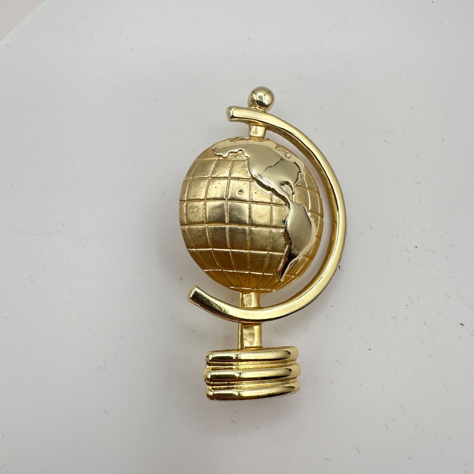 Vintage 80s 90s Gold Tone Globe Brooch Pin Travel Map Classic Fashion Jewelry