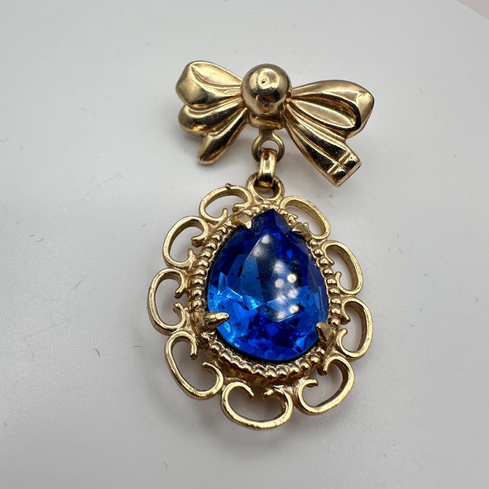 Vintage 90s Gold Tone Blue Pear Glass Bow Dangle Brooch Pin Fashion Jewelry
