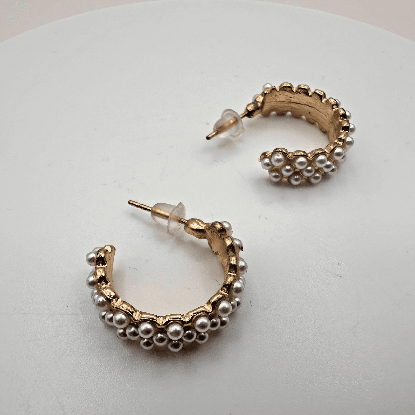 Vintage Y2K Gold Tone White Faux Pearl C-Shape Hoop Earrings Classic Jewelry