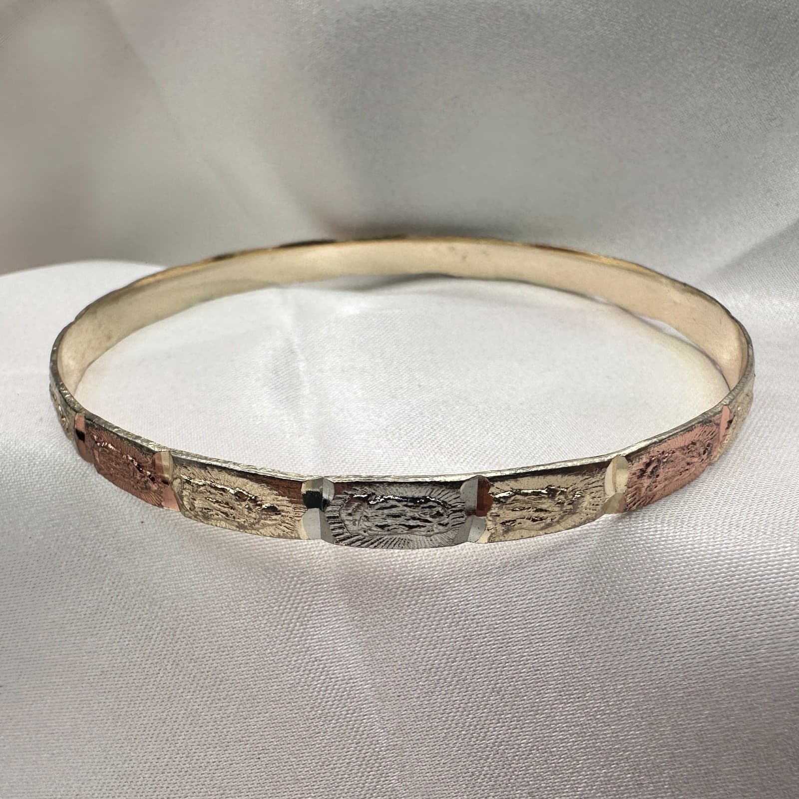 VTG Y2K Religious Virgin Mary Textured Bangle Women's Classic Fashion Jewelry