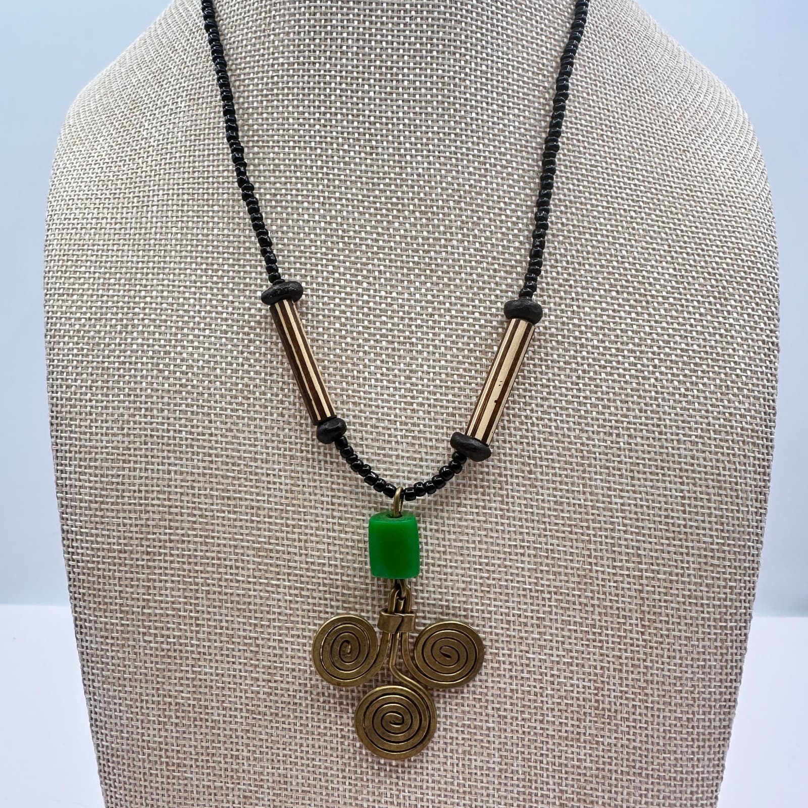 Vintage Y2K Artisan Triple Spiral Pendant Necklace Green Bead Wood Style Jewelry