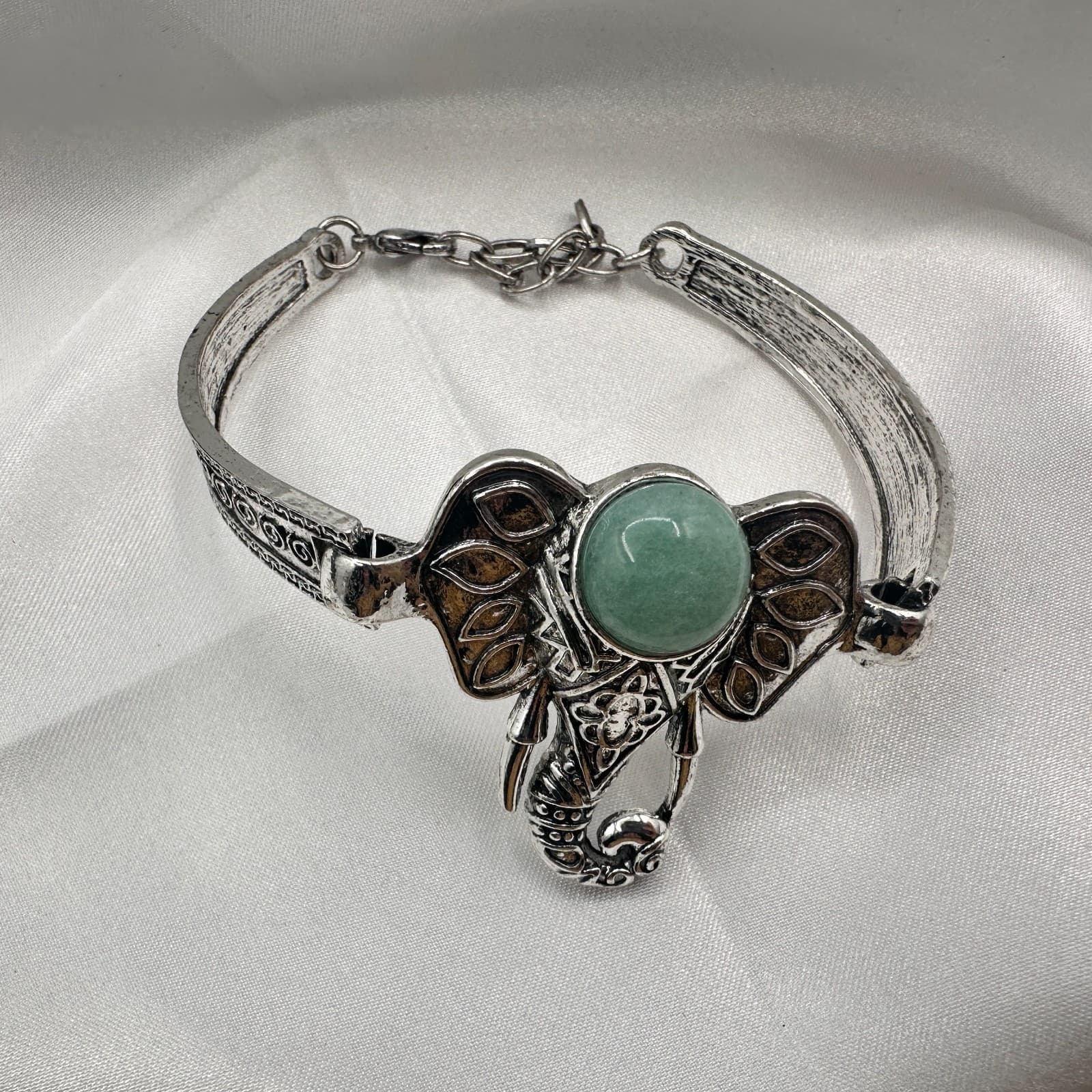 Vintage 90s Silver Tone Green Aventurine Cabochon Elephant Cuff Bracelet Jewelry