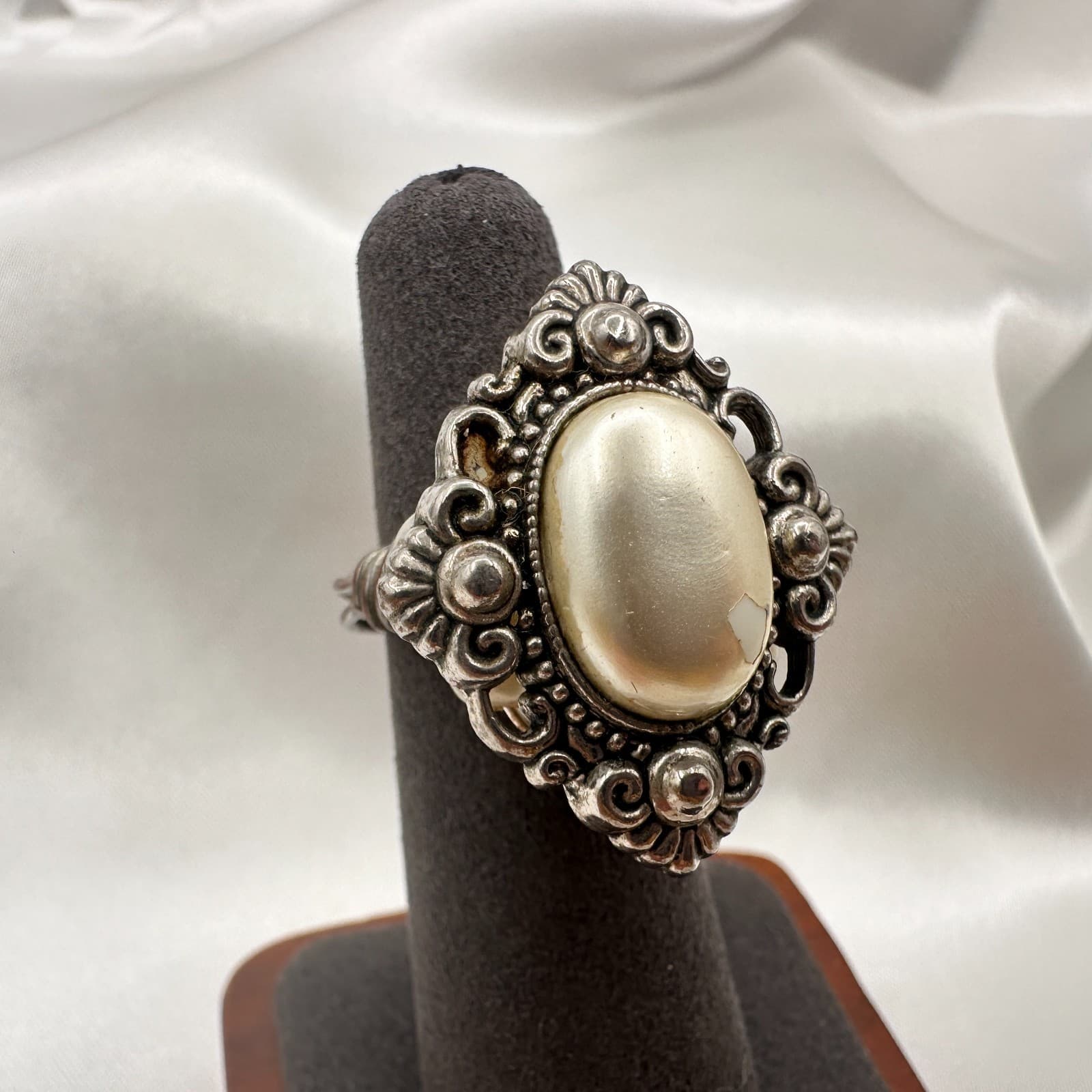 Vintage Y2K Silver Tone Filigree Faux Pearl Oval Ring Statement Women's Jewelry