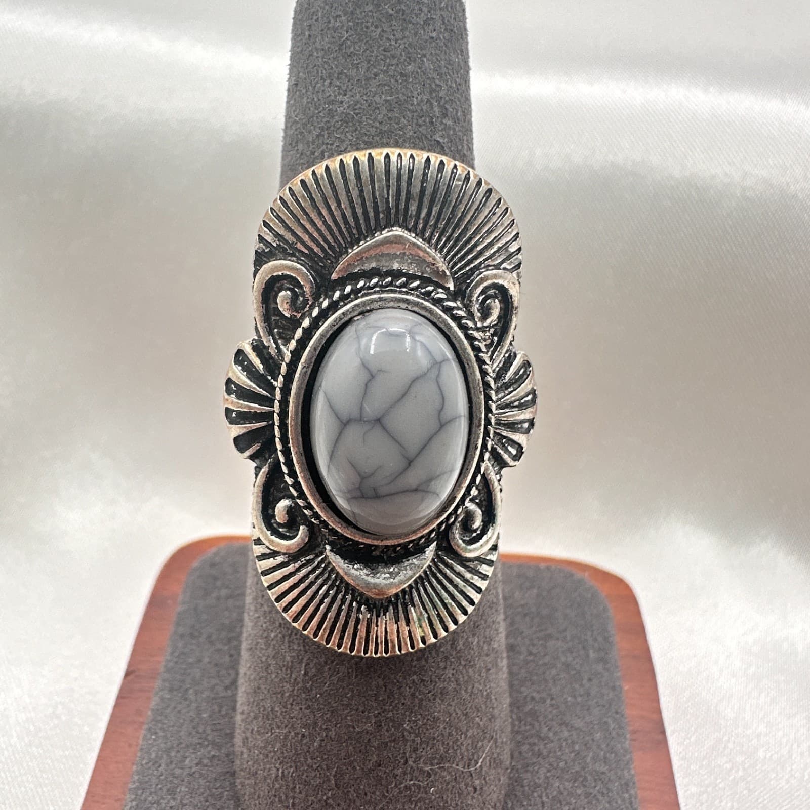Vintage 90s Silver Tone White Turquoise Oval Tribal Statement Ring Retr Jewelry