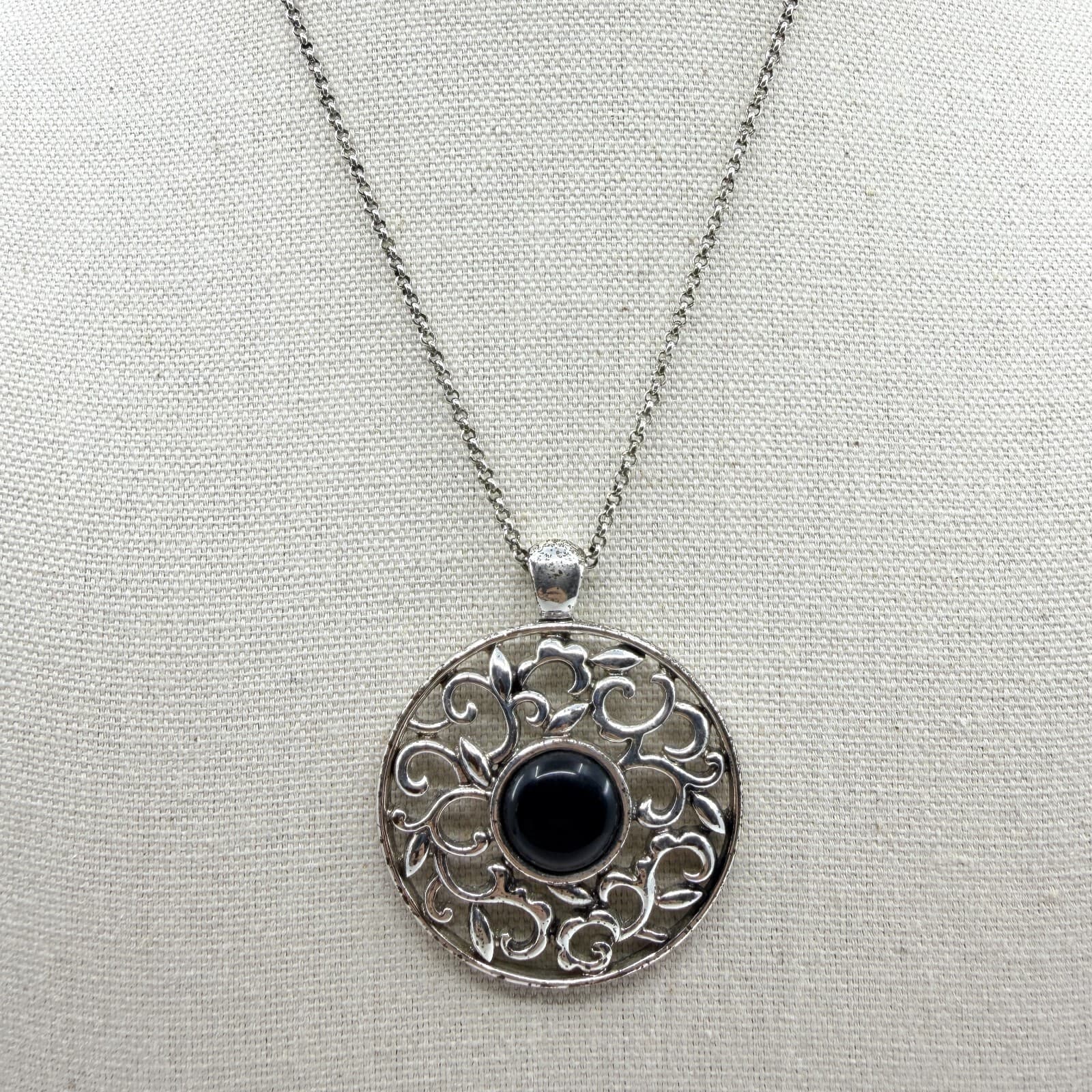 Vintage Silver Tone Simulated Onyx Filigree Circle Pendant Necklace Retro Ornate