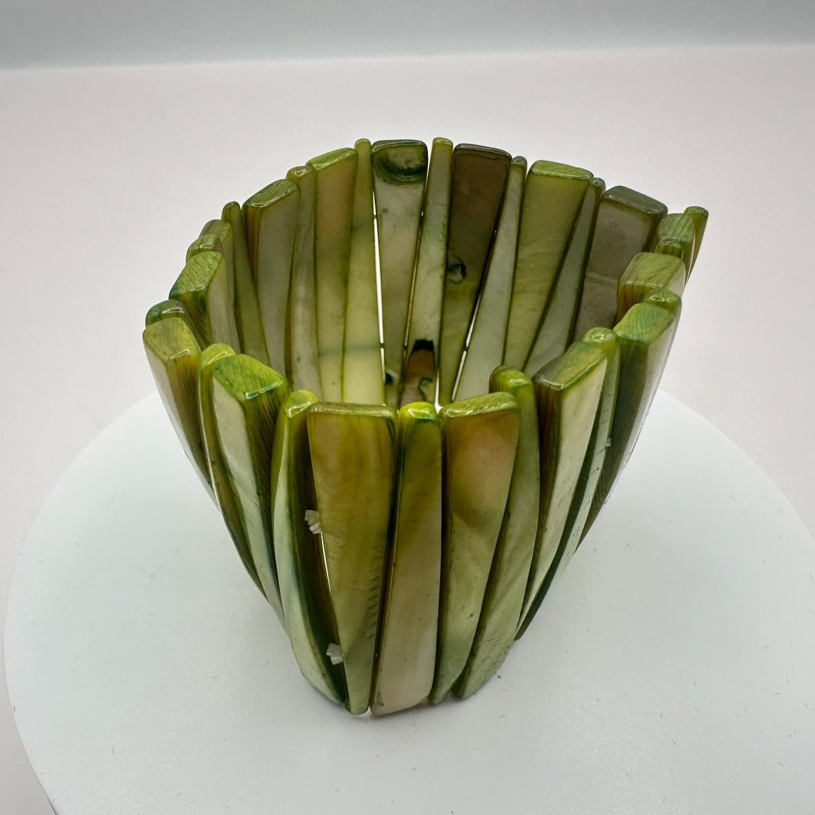 Vintage Y2K Green Mother of Pearl Shell Stretch Cuff Bracelet Women's Jewelry