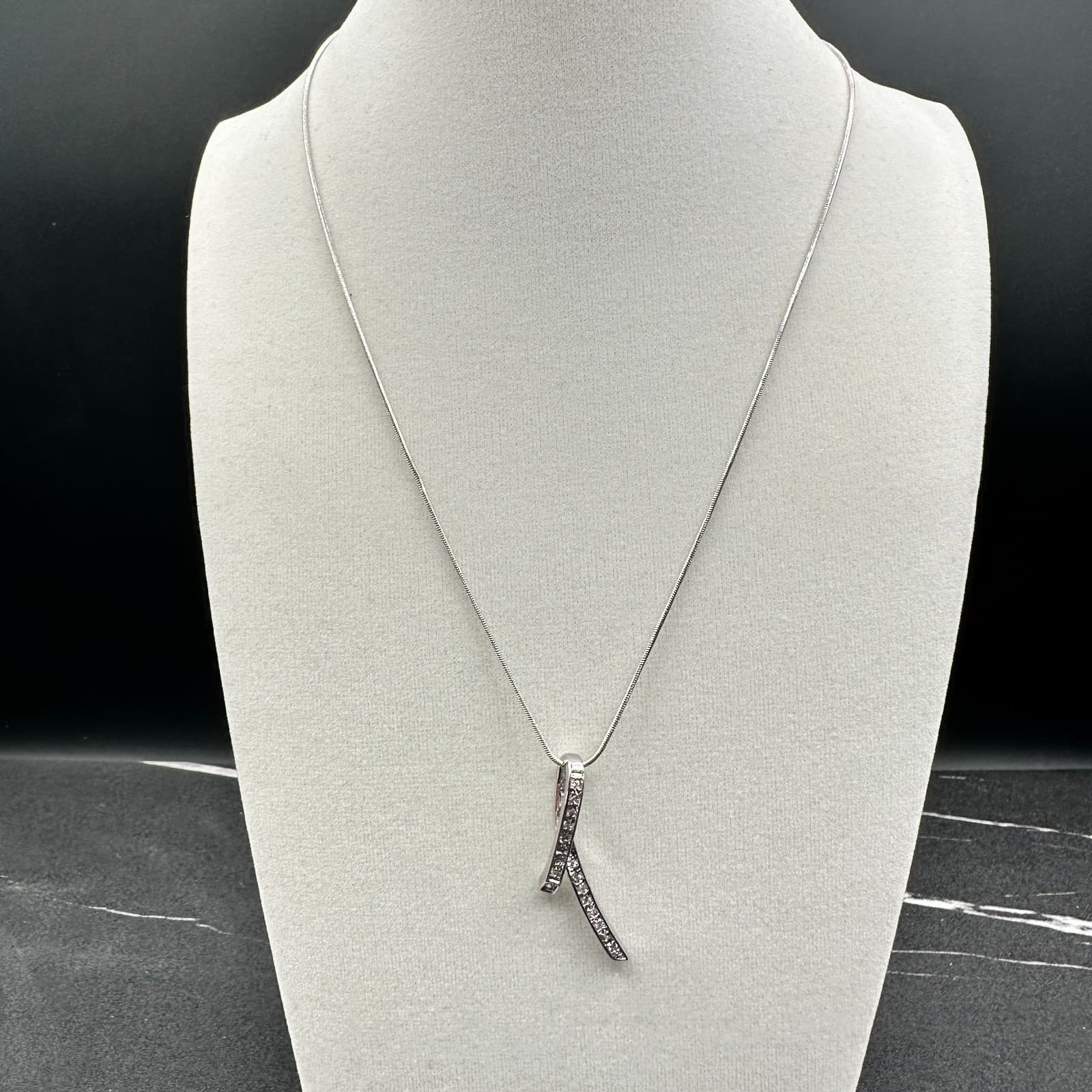 Vintage 90s Silver Tone Ribbon Pendant Necklace Women's Classic Jewelry