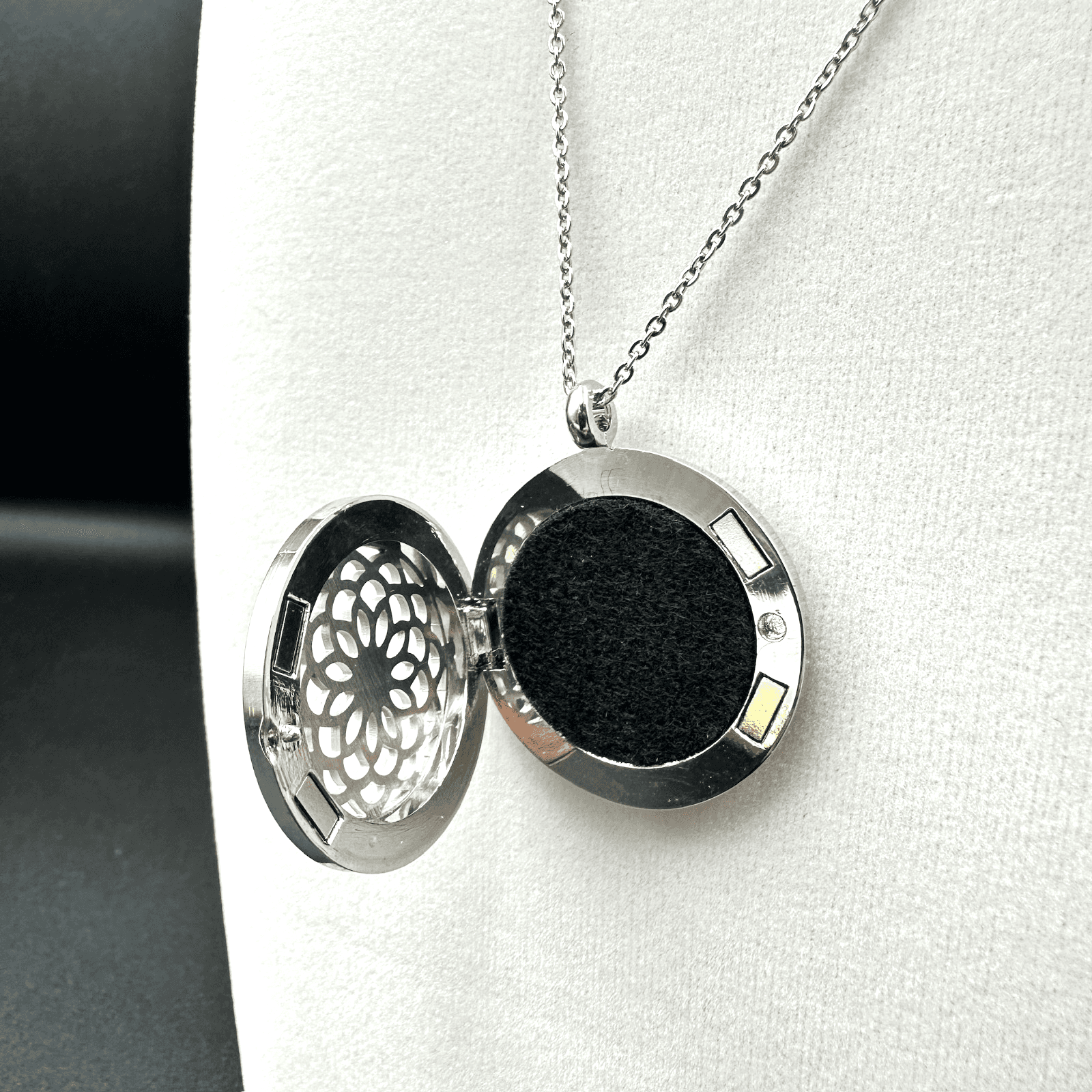 Vintage Silver-Tone Filigree Floral Round Locket Round Lobster Claw Necklace