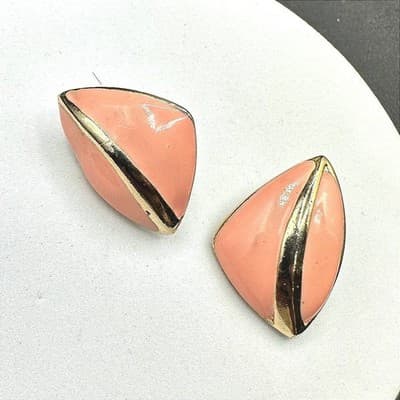 Vintage Womens Gold Tone Pink Enamel Trifari Beauty Fashion Earrings
