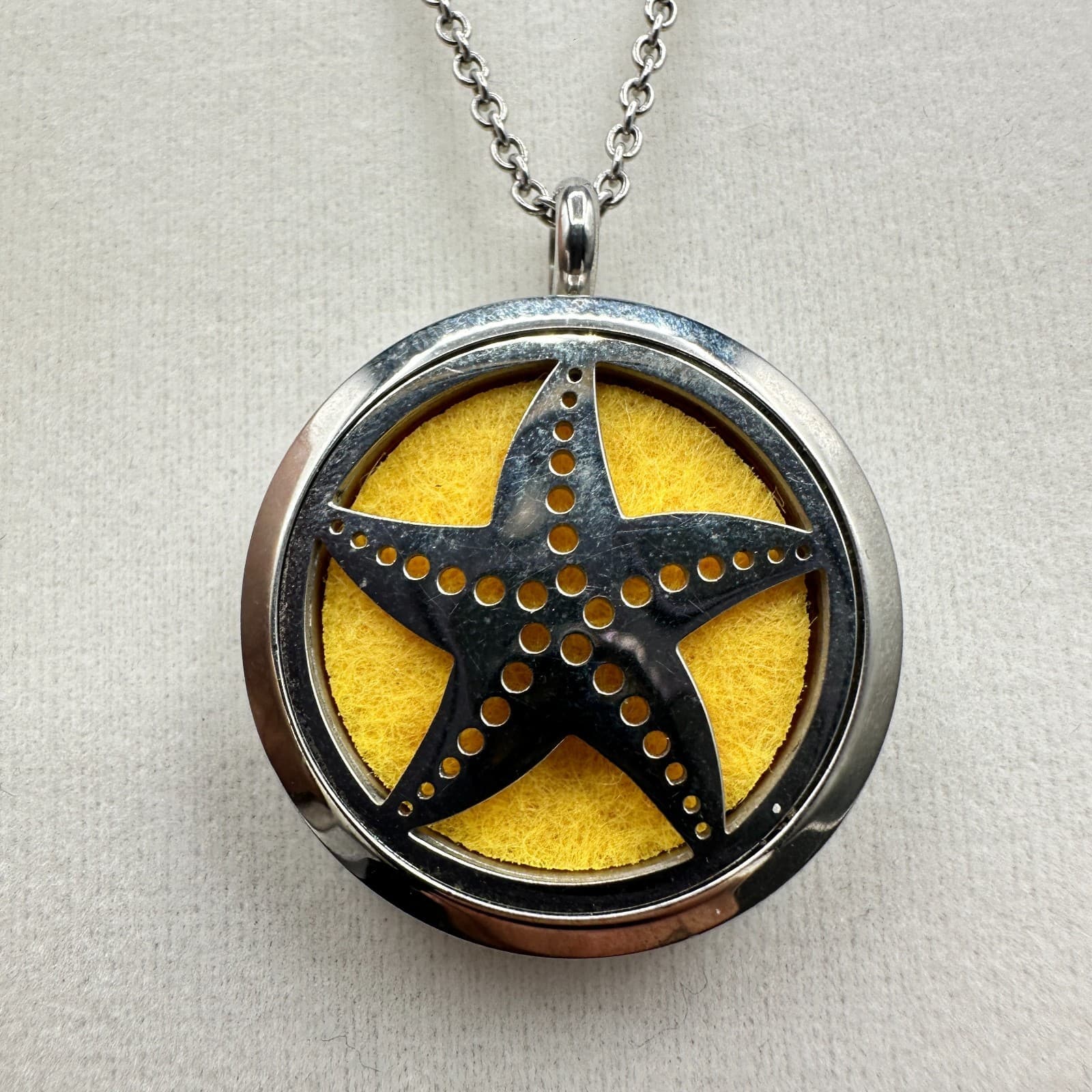 VTG Starfish Locket Pendant Necklace Diffuser 23 in Silver Tone Nautical Jewelry
