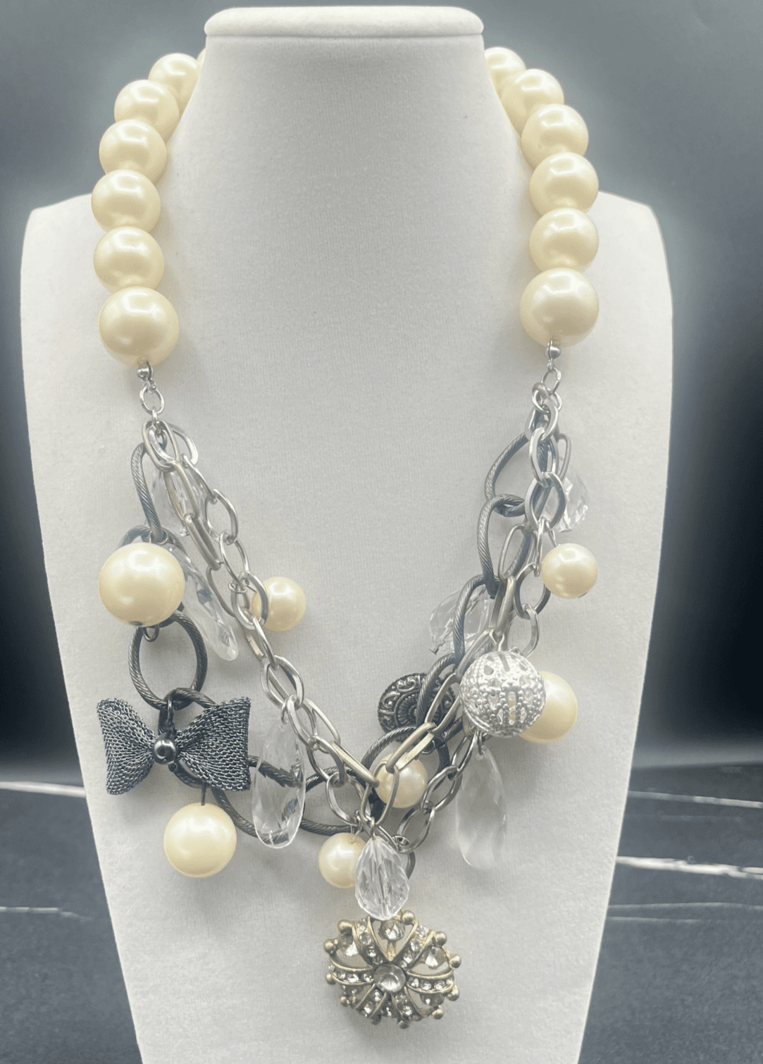 Vintage Y2K Chunky Pearl Necklace Gold Tone Rhinestone Beaded Chain Jewellery
