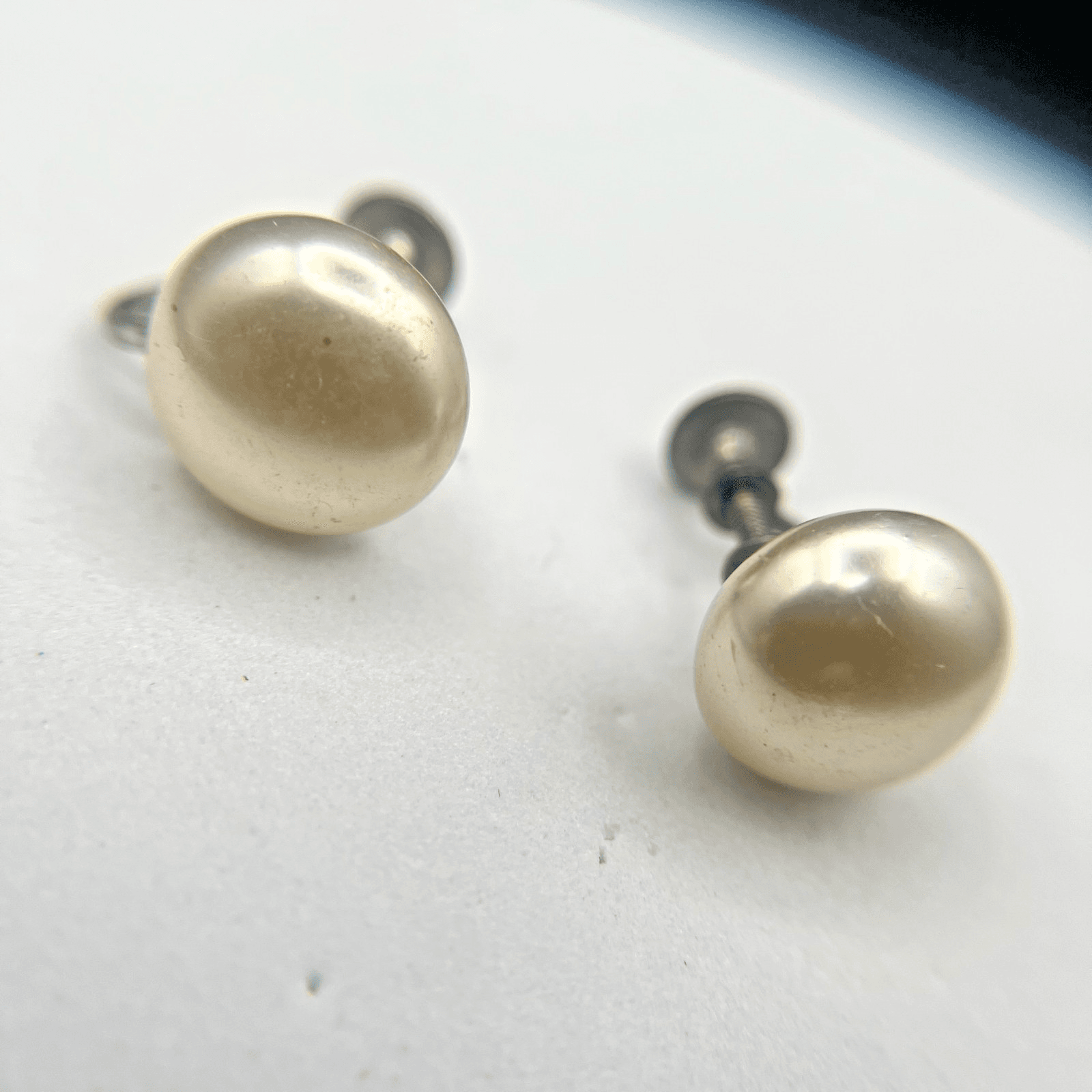 Vintage 90s Silver Tone Oval Button Pearl Earrings Women's Classic Jewelry